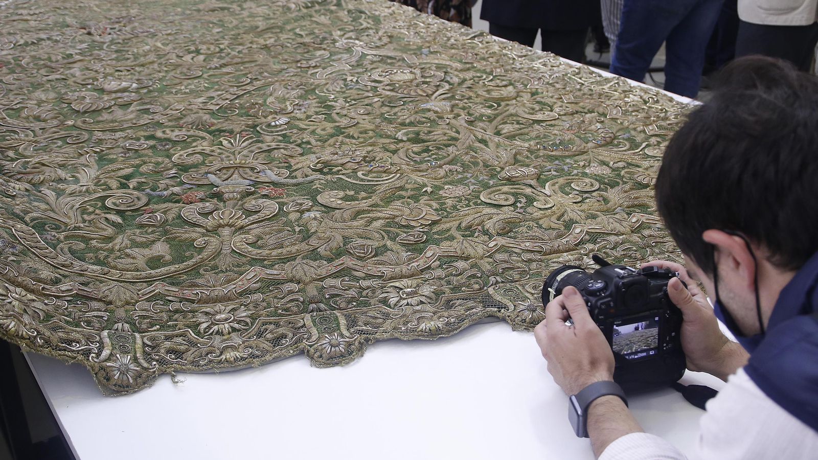 El manto de la coronación de la Macarena tras ser depositado en el IAPH.