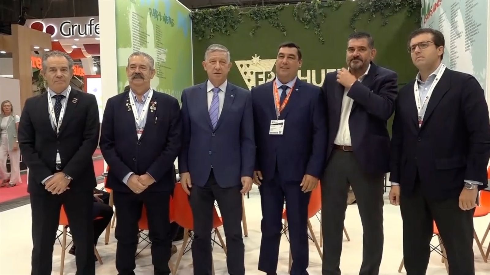 Visita de Carmelo Romero a los stands de frutos rojos onubenses en Fruit Attraction.