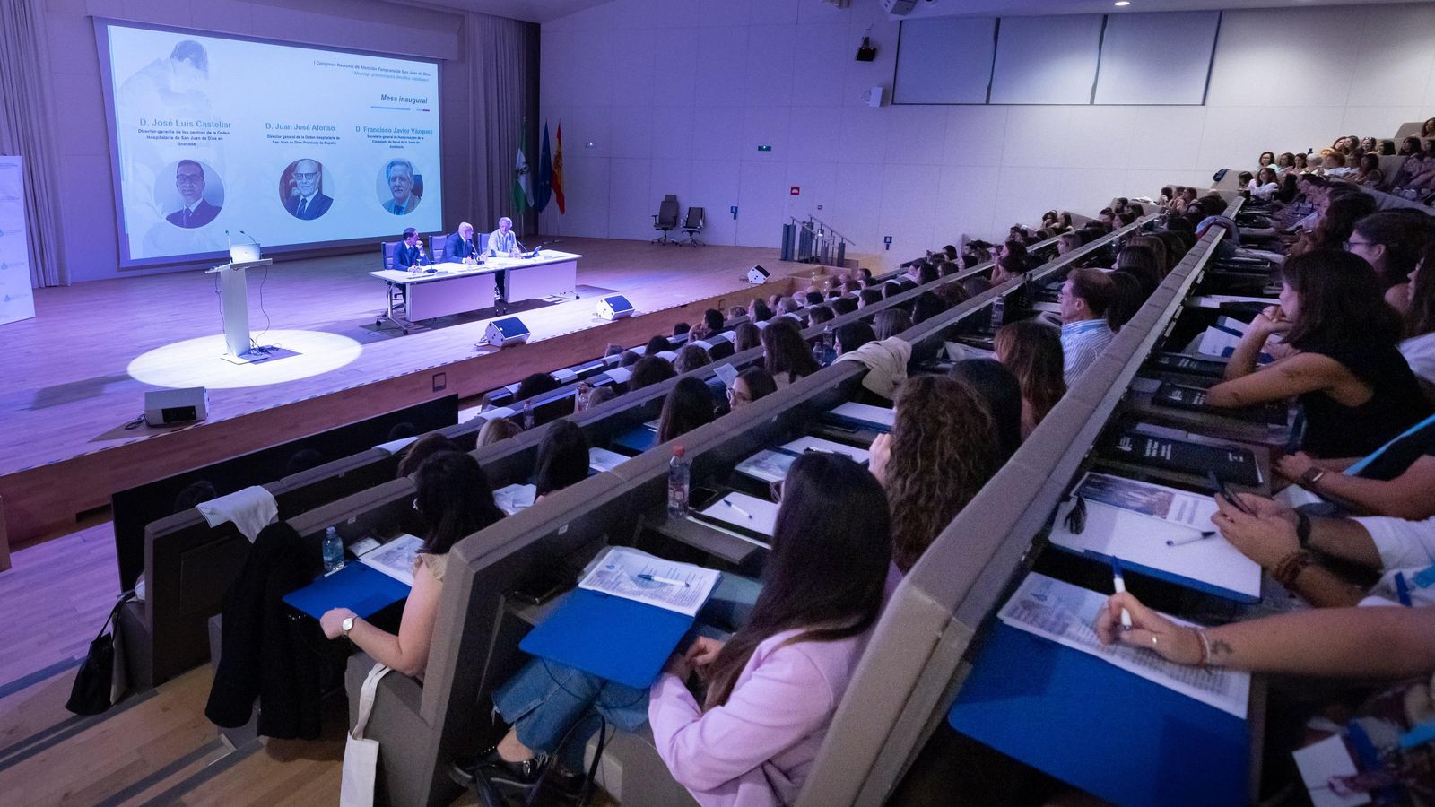 El I Congreso completa su aforo con profesionales de diversos ámbitos en la atención infantil.