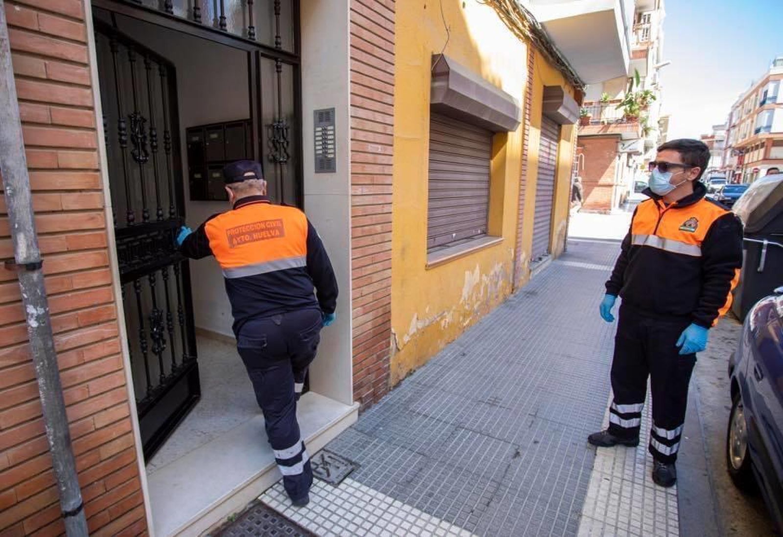 Voluntarios de Protección Civil acceden a un edificio de Huelva.