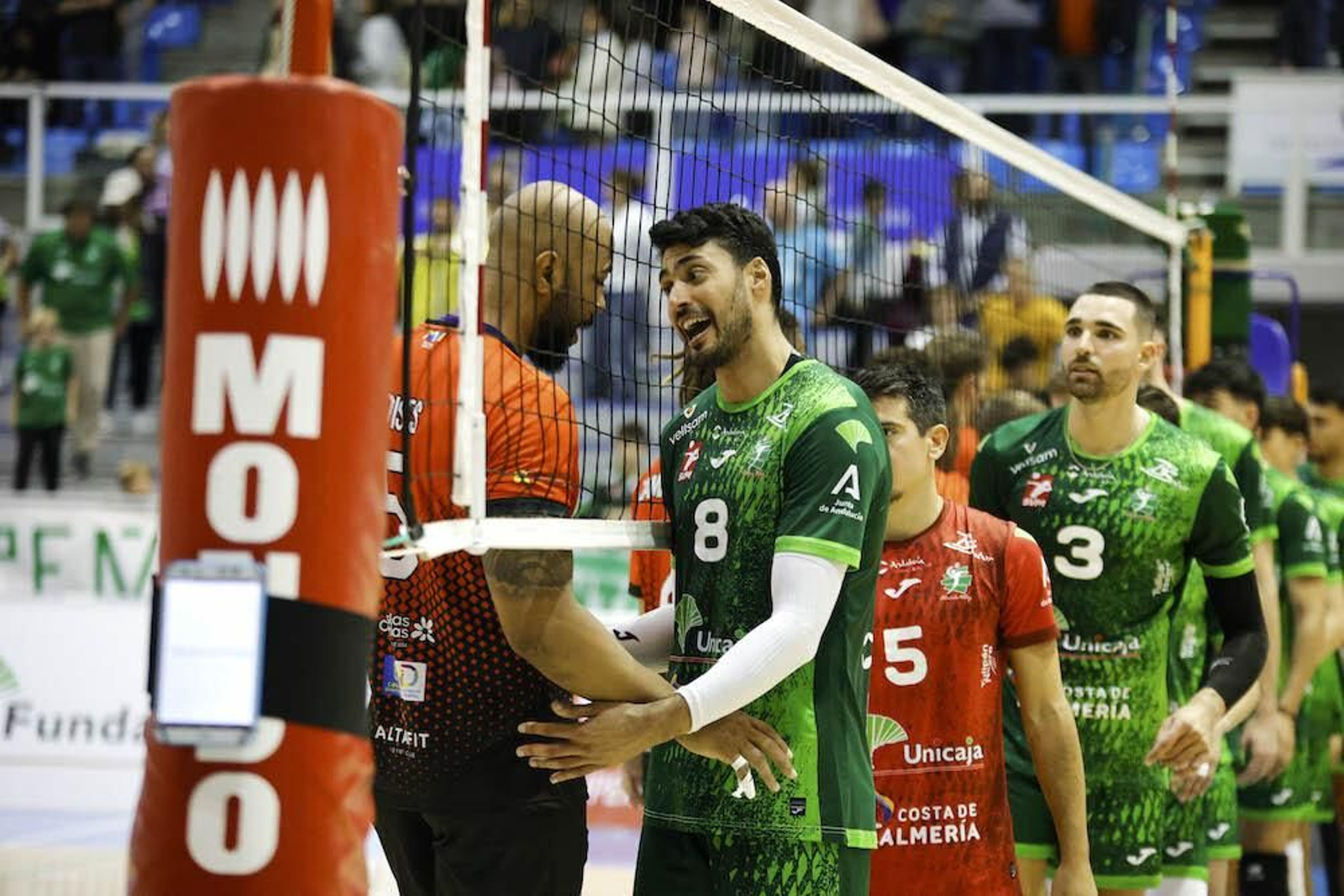 Jorge Fernández y Moisés Cézar se saludan durante el partido de la primera vuelta.