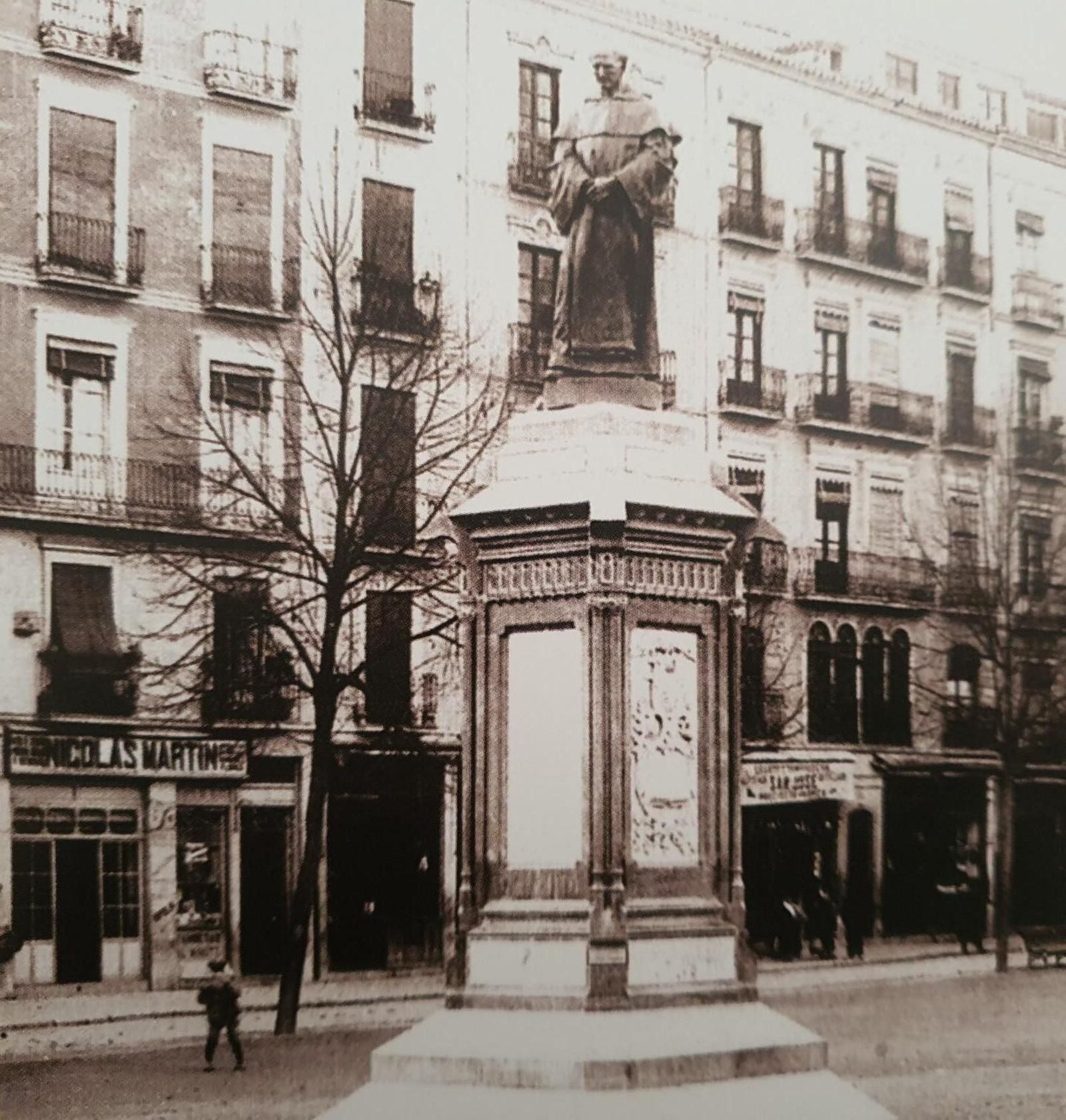 Fray Luis de Granada, de Pablo Loyzaga, en su primitivo emplazamiento en la plaza Bibrrambla Fray Luis de Granada, de Pablo Loyzaga, en su primitivo emplazamiento en la plaza Bibrrambla