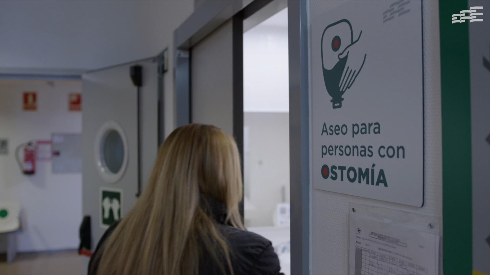 Imagen de un aseo preparado para personas con ostomía