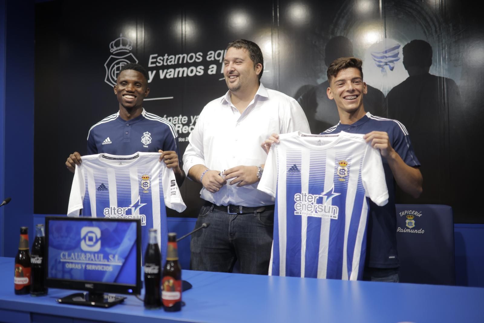 Peter y Juanjo Mateo posan con la camiseta del Recreativo en compañía del director deportivo albiazul Dani Alejo.