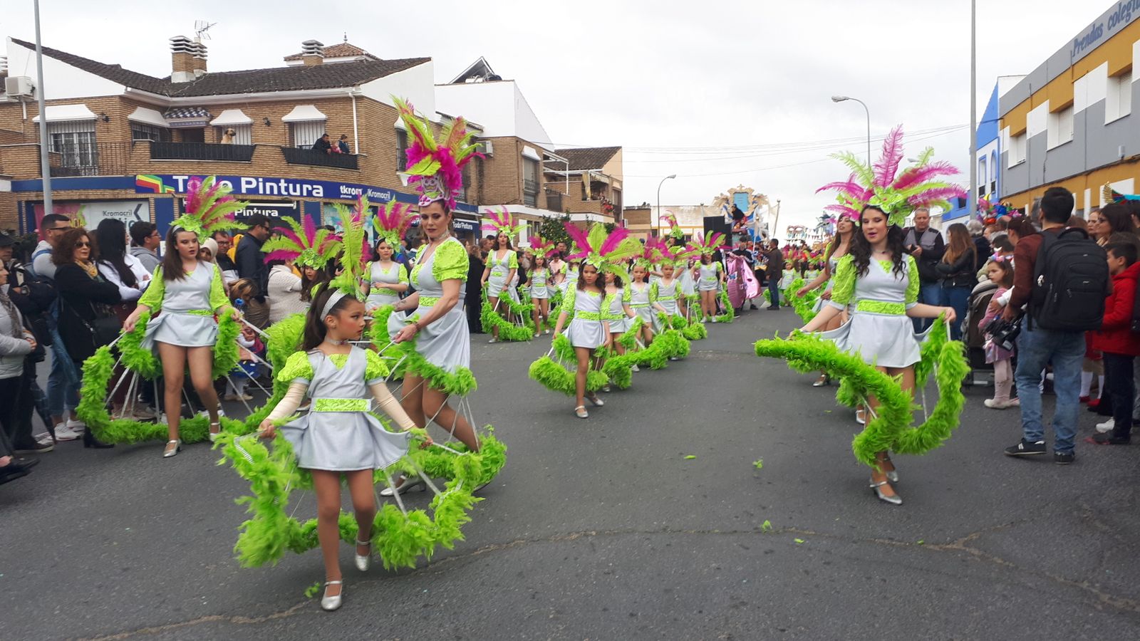 Muchos niños participaron en el desfile, caso de este grupo en cuyos disfraces las plumas fueron las protagonistas.