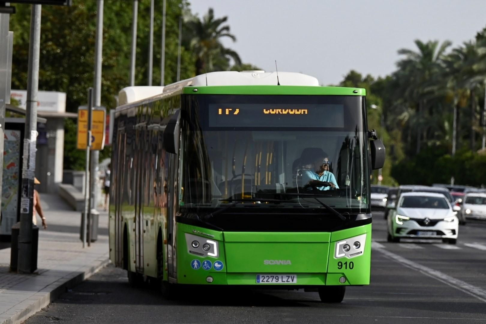 Un autobús de Aucorsa circula por el Paseo de la Victoria
