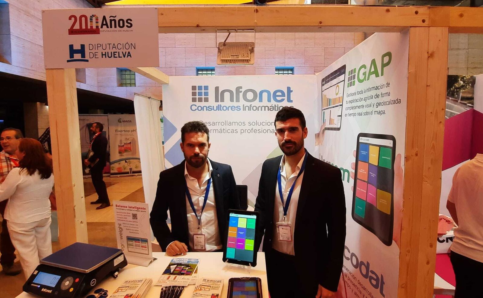 Más de medio centenar de empresas participan en el Congreso de Frutos Rojos