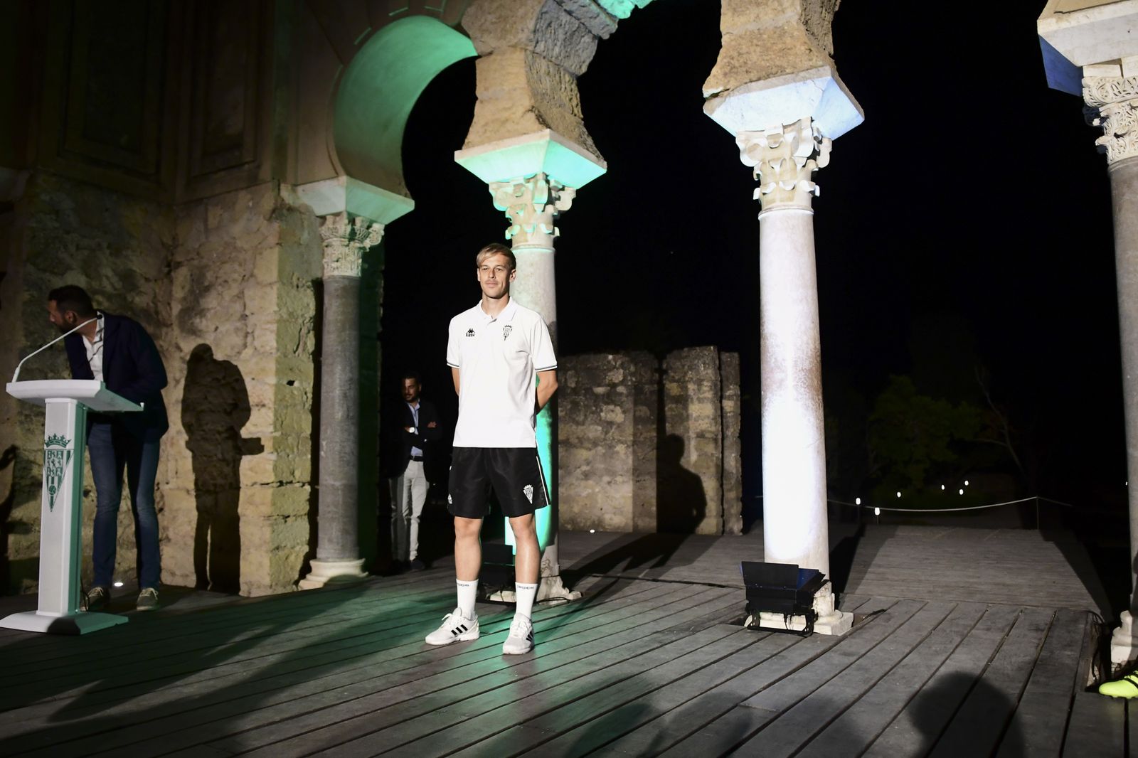 El Córdoba CF presenta sus nuevas camisetas en Medina Azahara