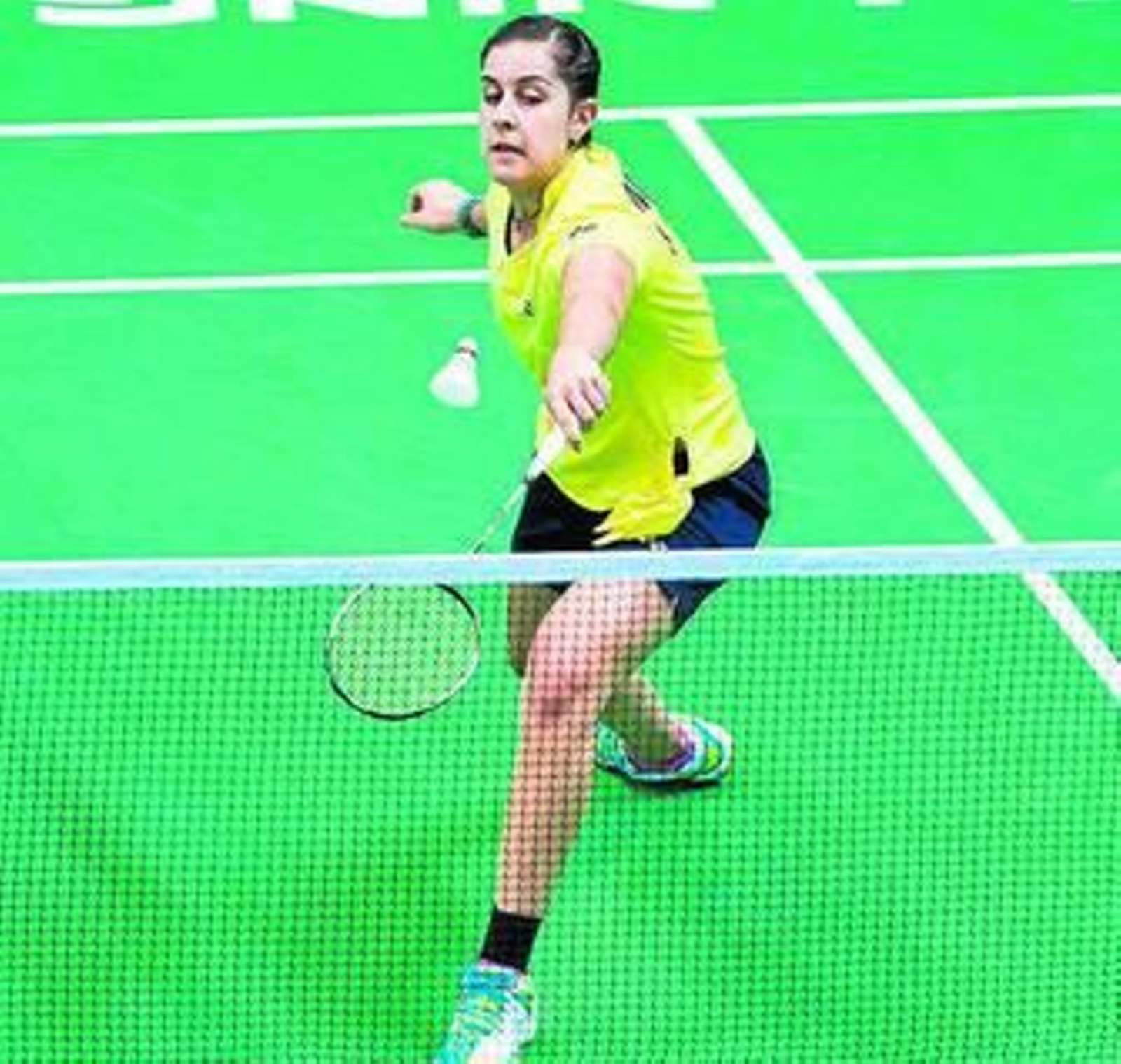 Carolina Marín devuelve el volante durante un partido.