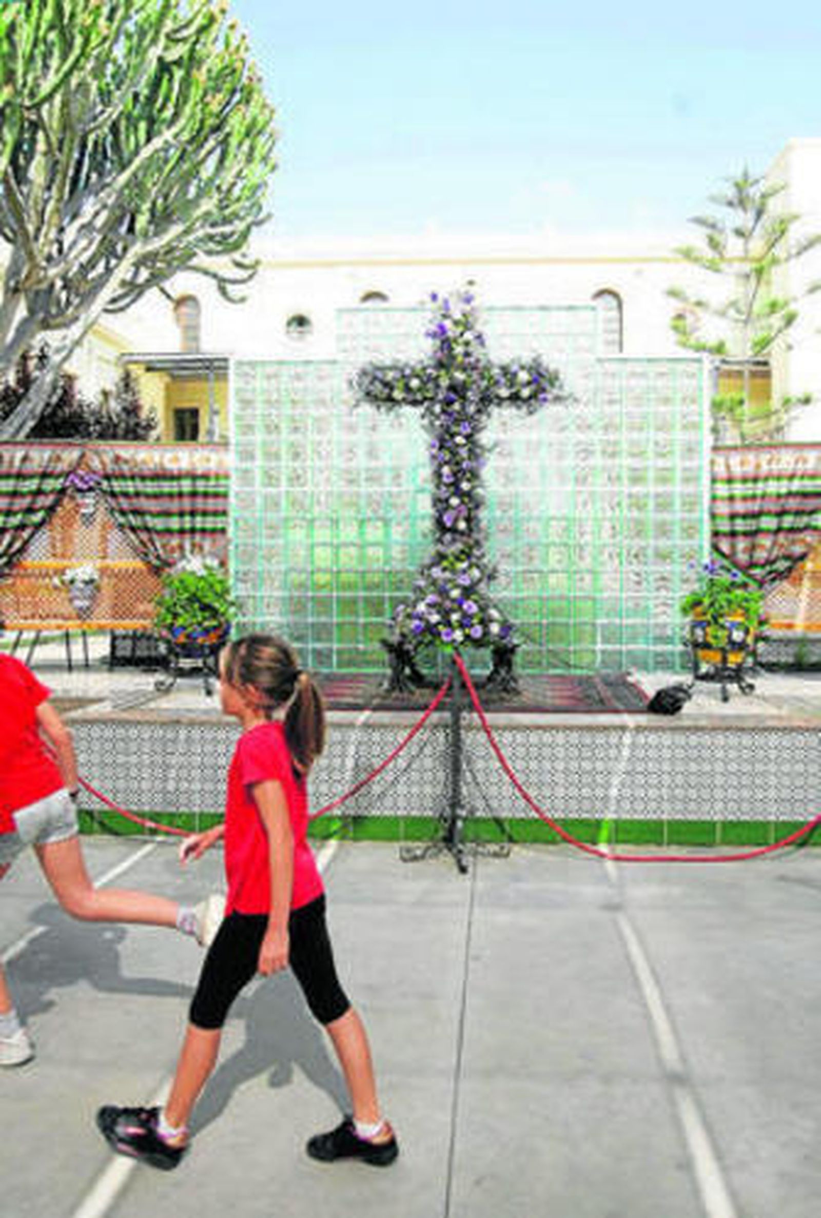 La Salle celebra su Cruz de Mayo en homenaje a los 25 años de Proyde