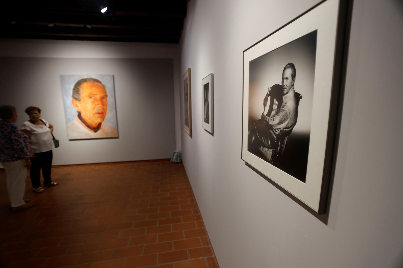 La exposición que repasa en retratos la vida de Antonio Gala, en imágenes