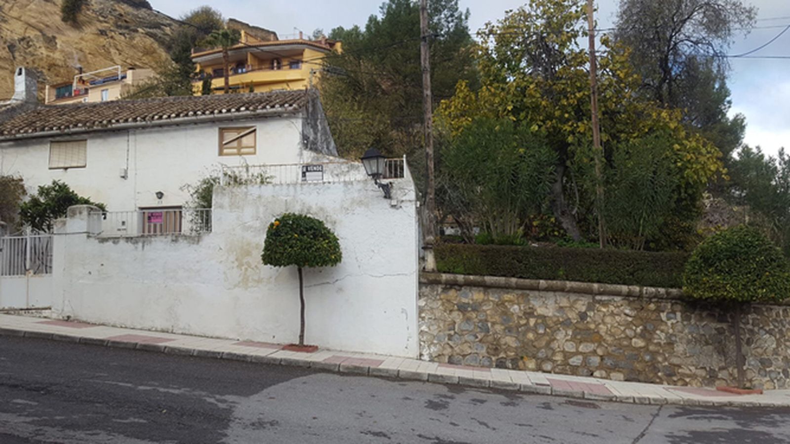 Propiedad privada situada junto al cuartel de la Guardia Civil.