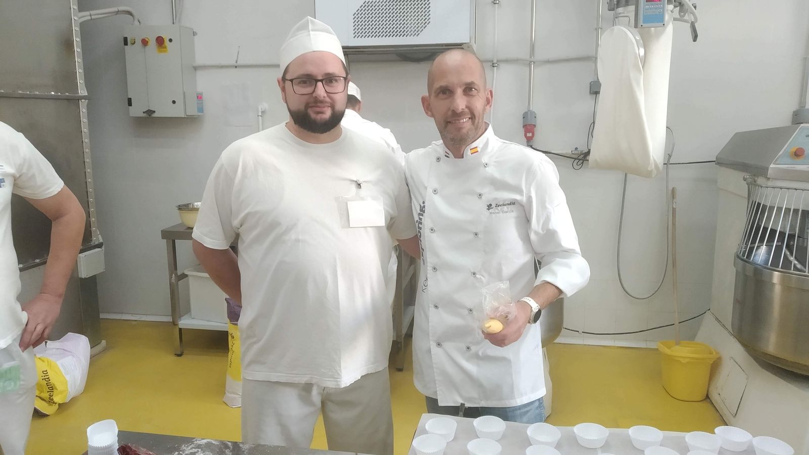 David Soriano, profesor del taller, y Manel García Escala, técnico pastelero.