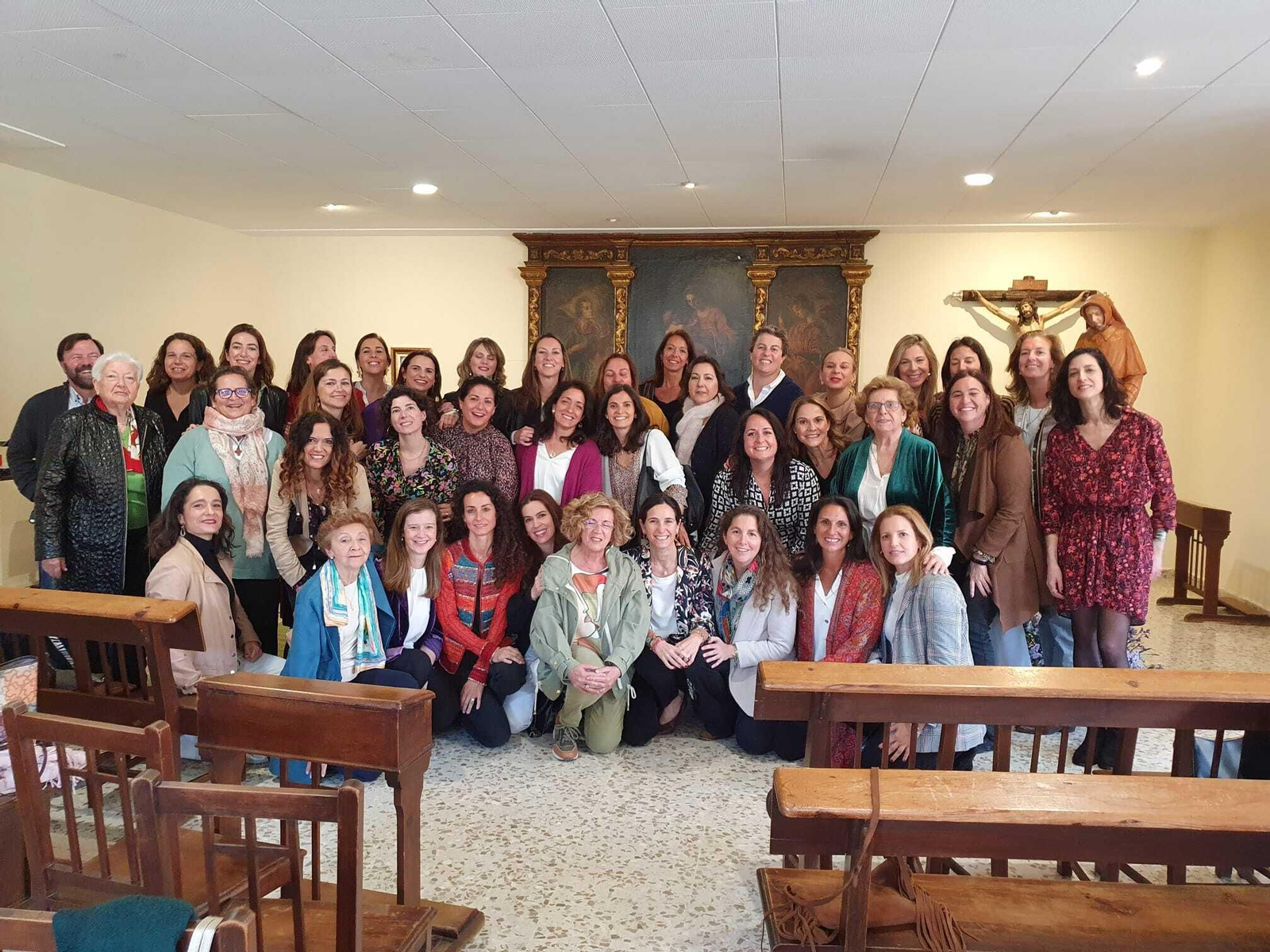 Una imagen de docentes y antiguas alumnas.