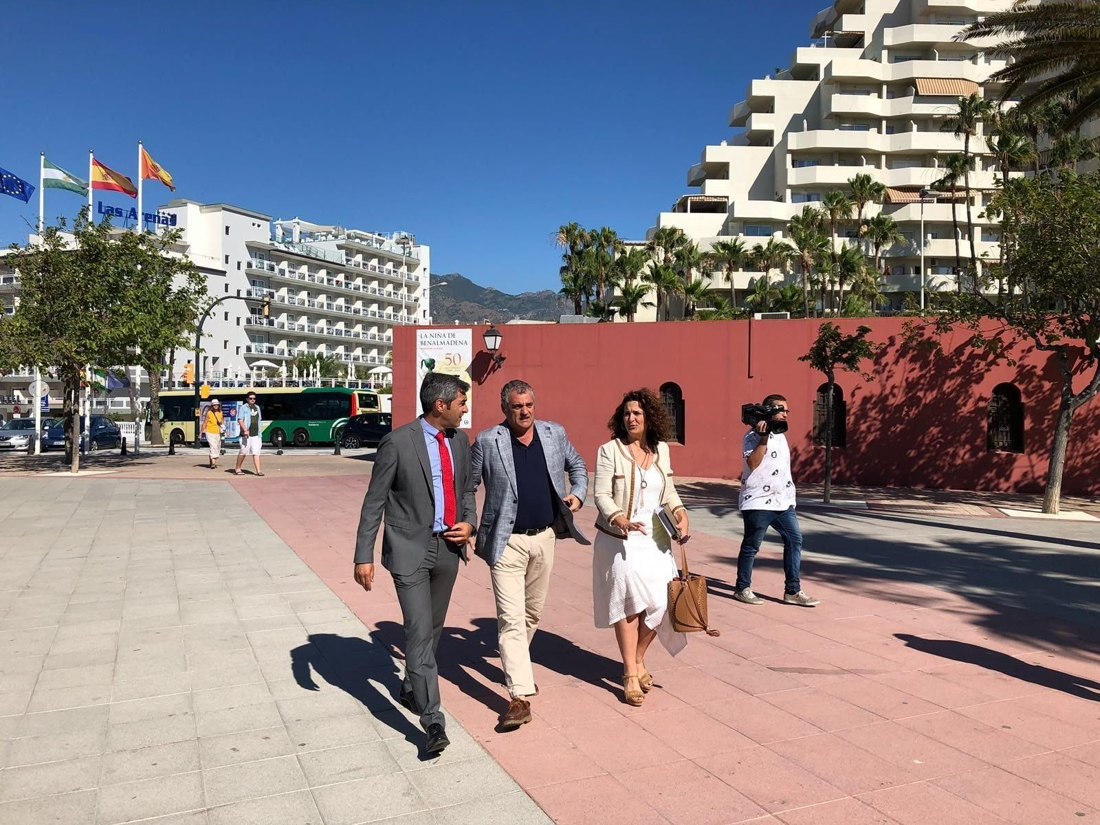 El consejero de Empleo,  Javier Carnero,a su llegada junto al alcalde de Benalmádena, Víctor Navas.