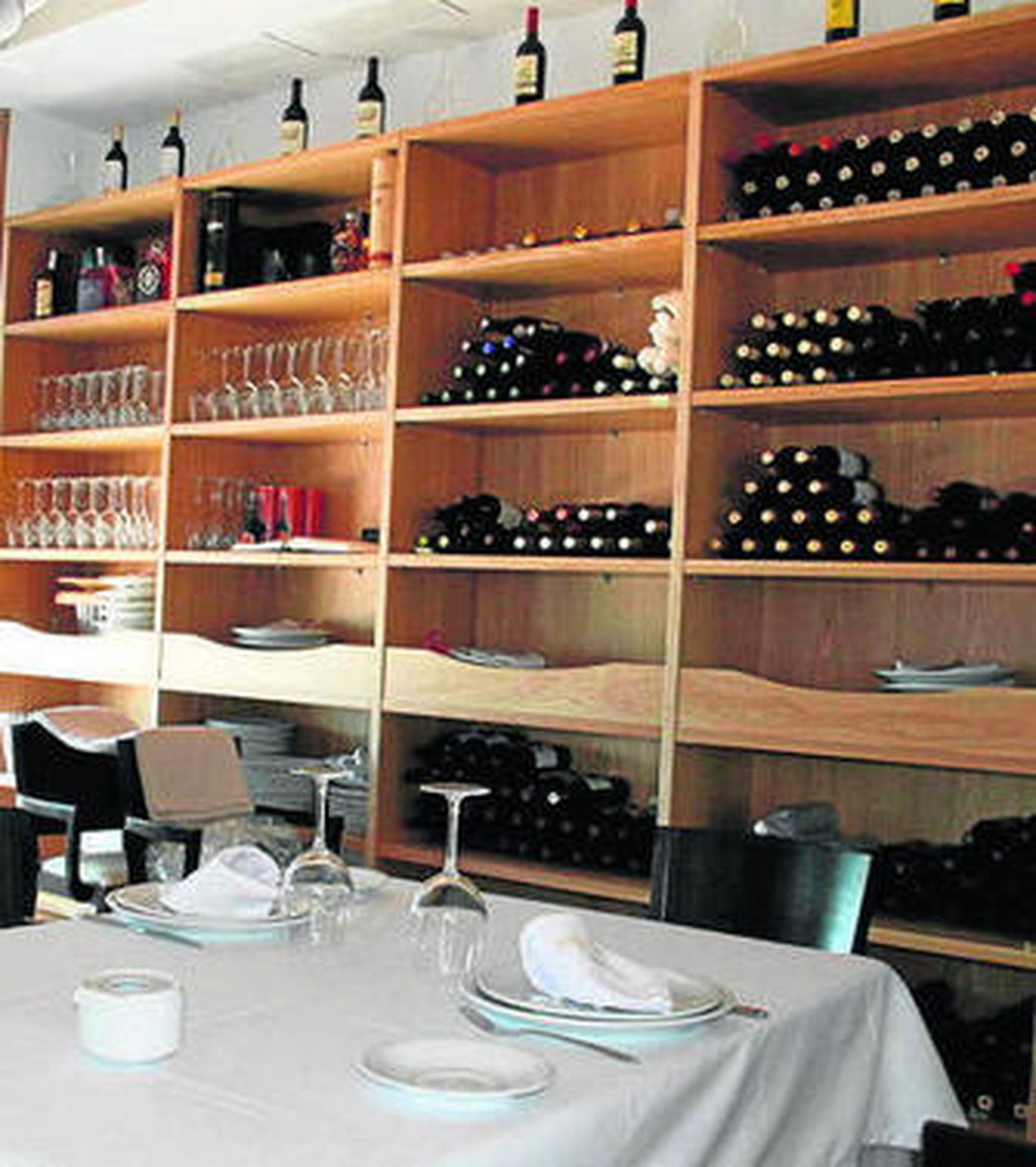 Una selección de vinos se puede apreciar en el mismo salón, reducido, ideal para reuniones o comidas especiales.