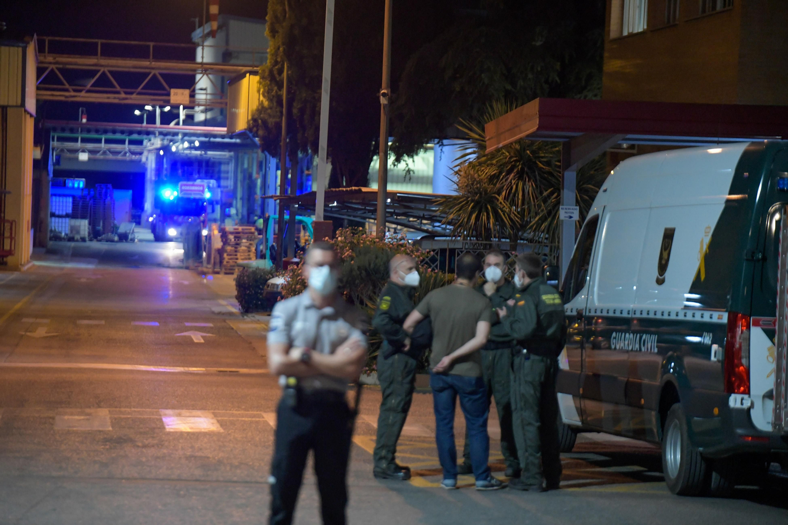 La deflagración registrada en una fábrica de perfumes de Armilla, en imágenes