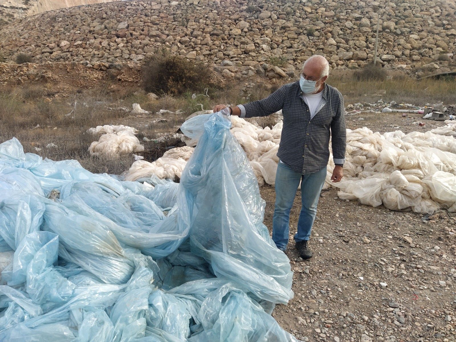 Manuel Pérez Sola, miembro de Greenpeace, muestra los plásticos procecentes del campo y pide al Ayuntamiento que sean retirados.