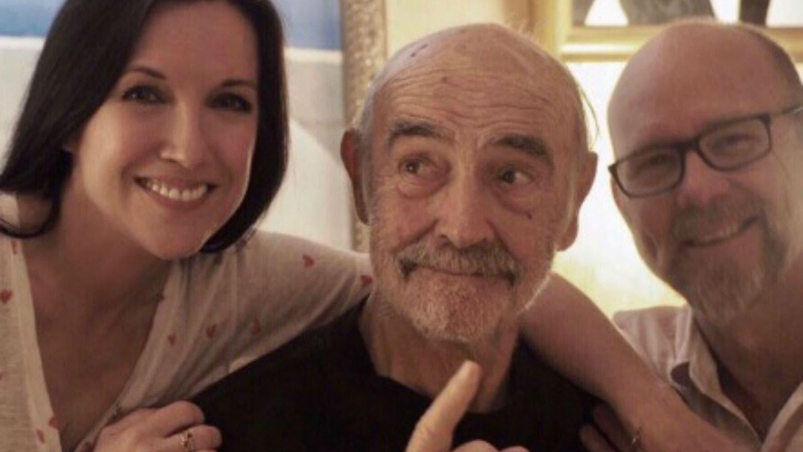 Una de sus últimas imágenes hechas públicas, tomada hace un año y en compañía de su nuera y su hijo.