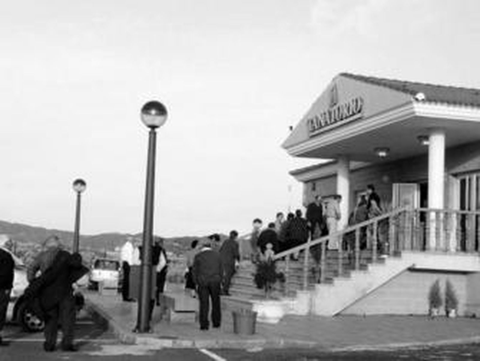 Familiares y allegados del matrimonio acudían al tanatorio de Albox a velar los cuerpos.