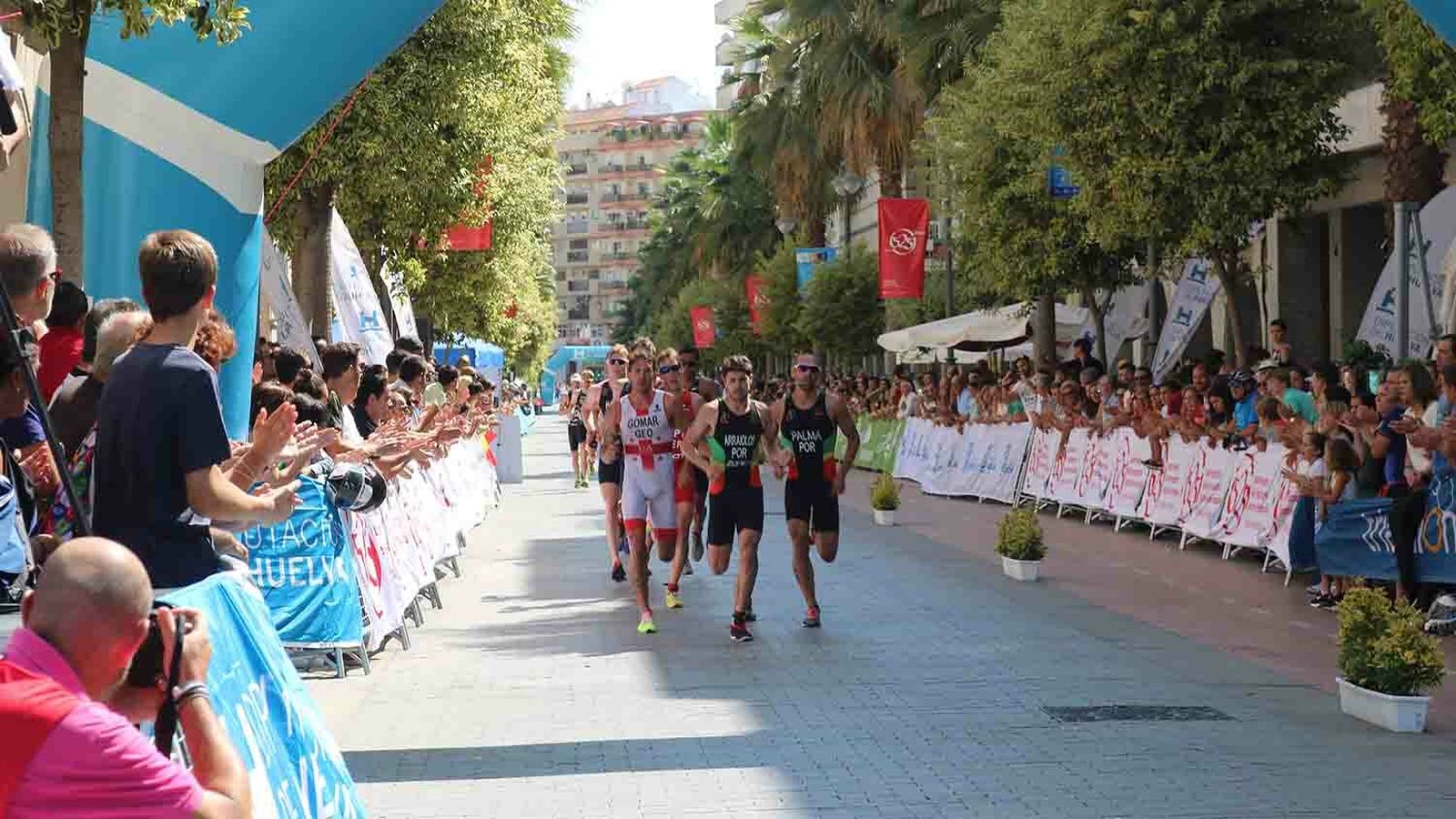 Triatletas realizan la prueba de carrera en la Gran Vía de la capital onubense.