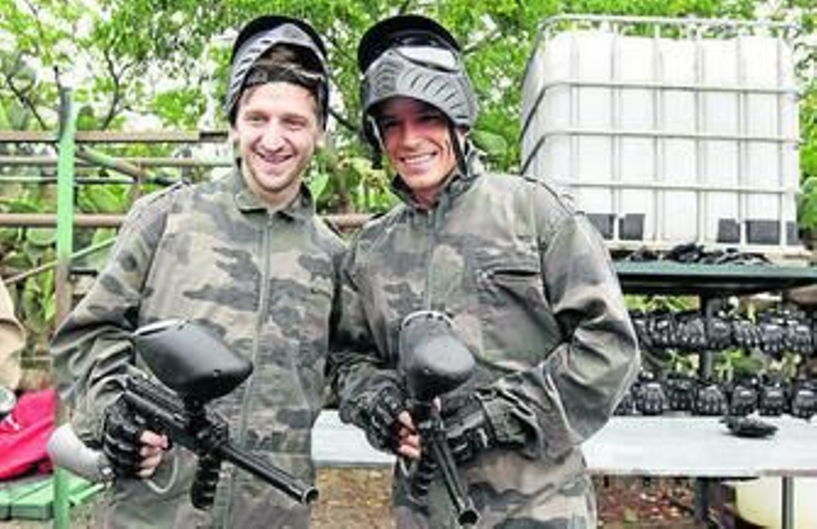 Rakitic, resguardado tras una pila de neumáticos.