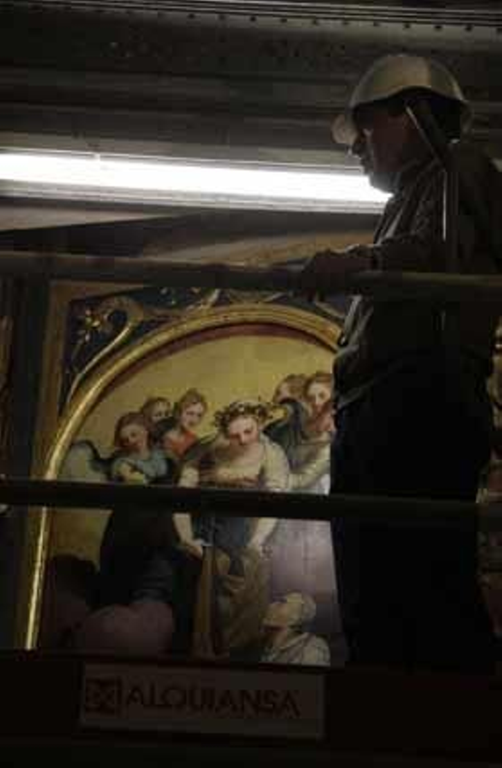 El responsable de Patrimonio del Cabildo Catedral, Francisco Navarro, informa sobre la restauración del retablo del mariscal de la Catedral de Sevilla. Sacristía de la Antigua de la Catedral.

Foto: Victoria Hidalgo