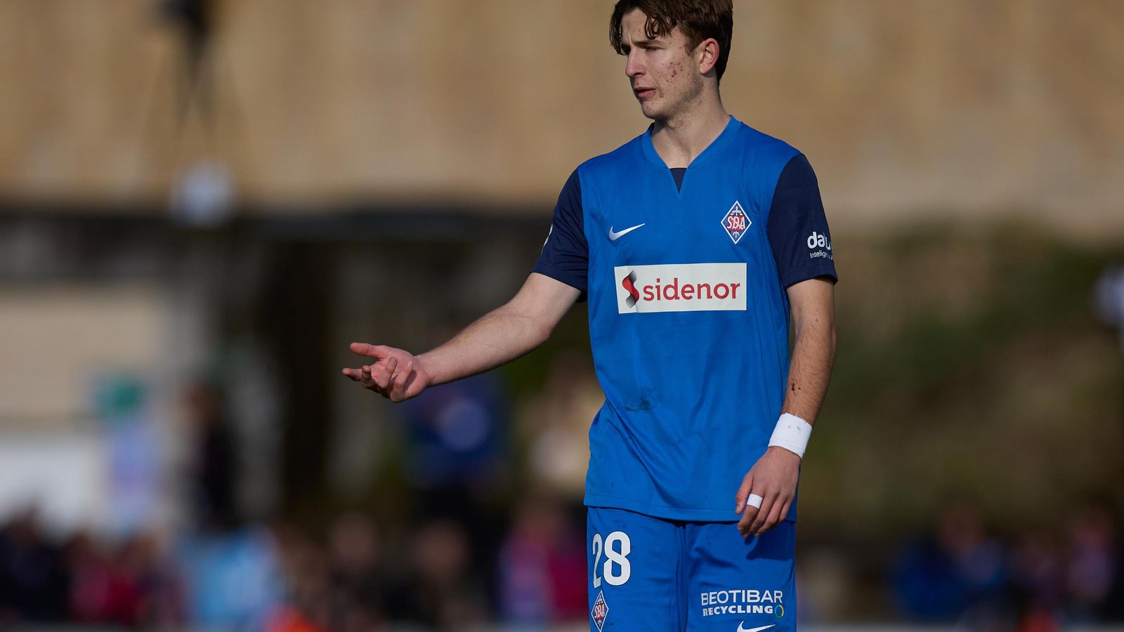Félix Garreta, durante un encuentro con la SD Amorebieta.