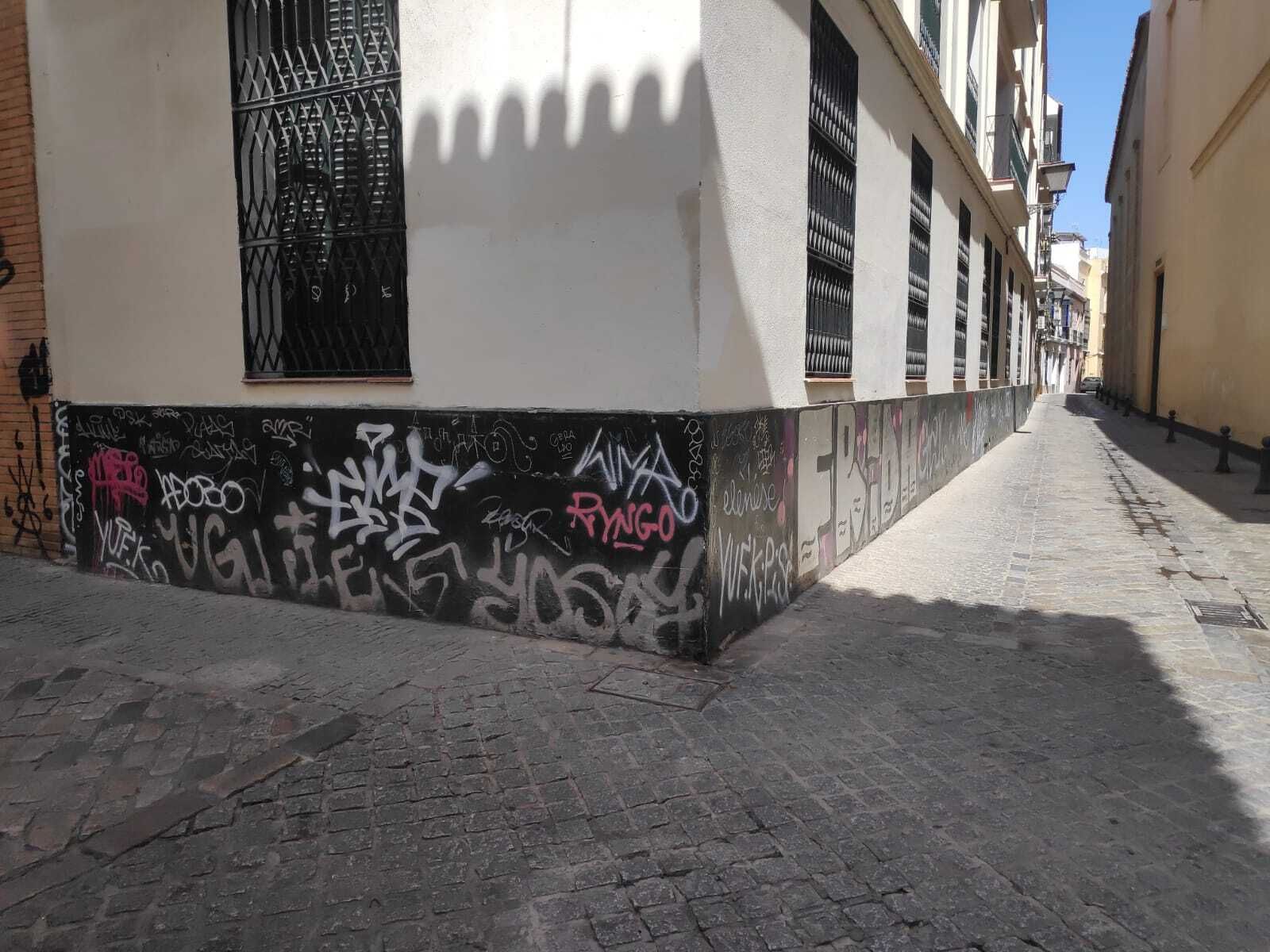 El PP denuncia la "degradación de un casco histórico, inundado de pintadas"