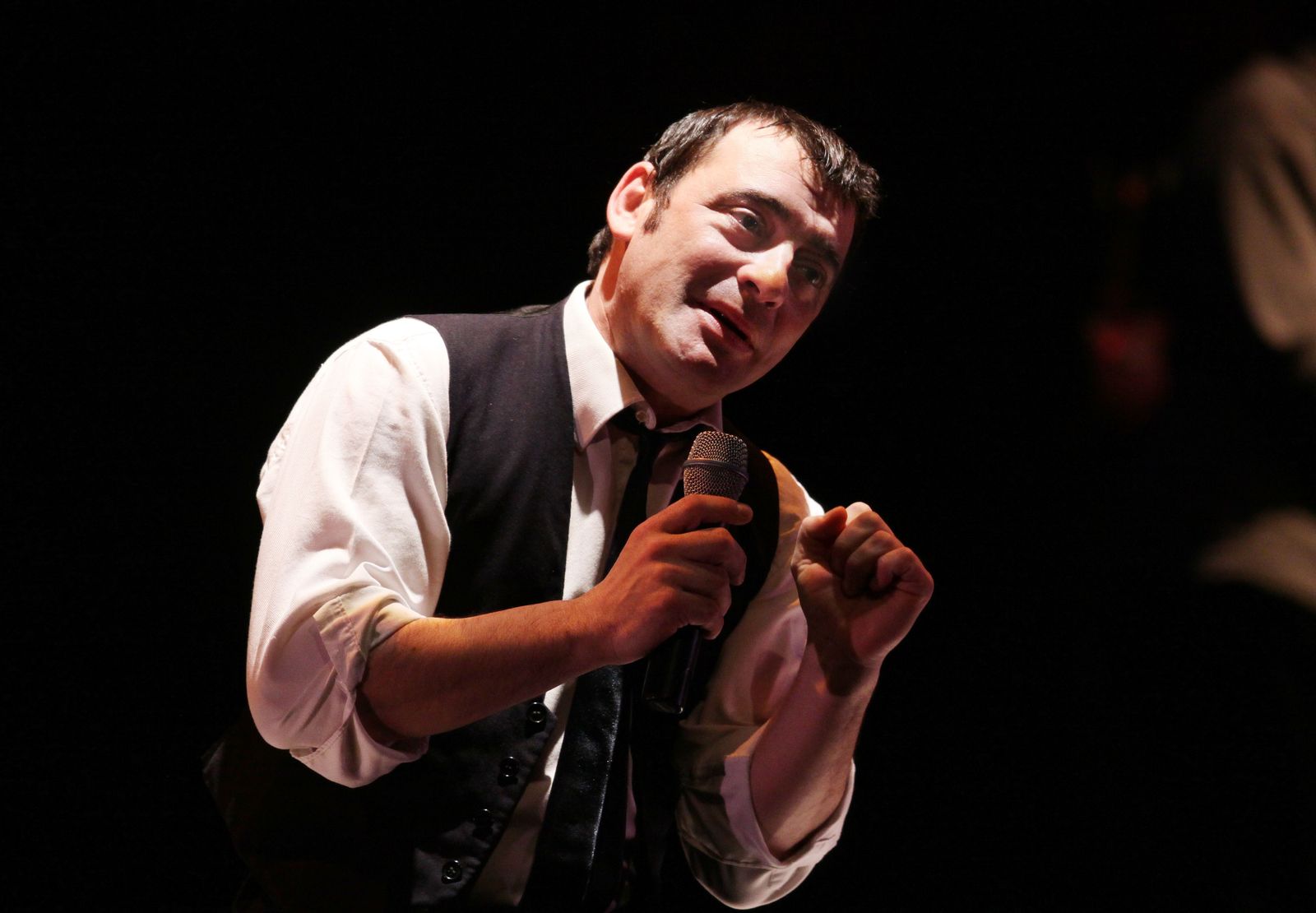 Zenet improvisa durante un concierto, enmarcado dentro del ciclo de poesía escénica El mal de Tourette, en el Teatro Cánovas.