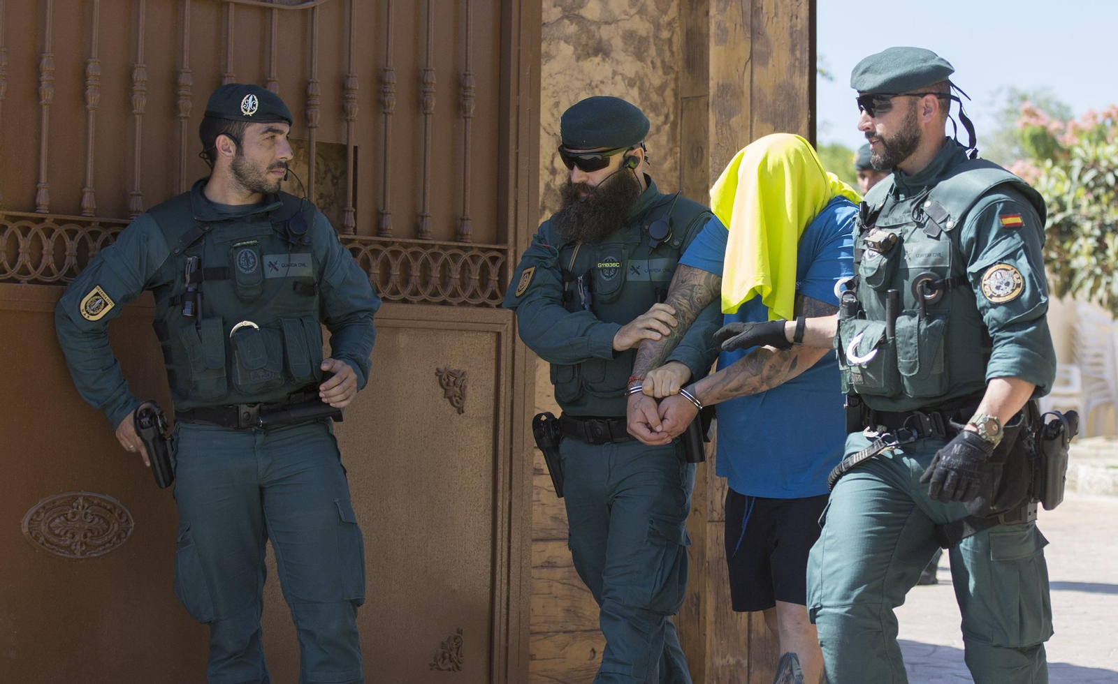 Tres guardias civiles sacan a Ginés de su casa de Coria del Río.