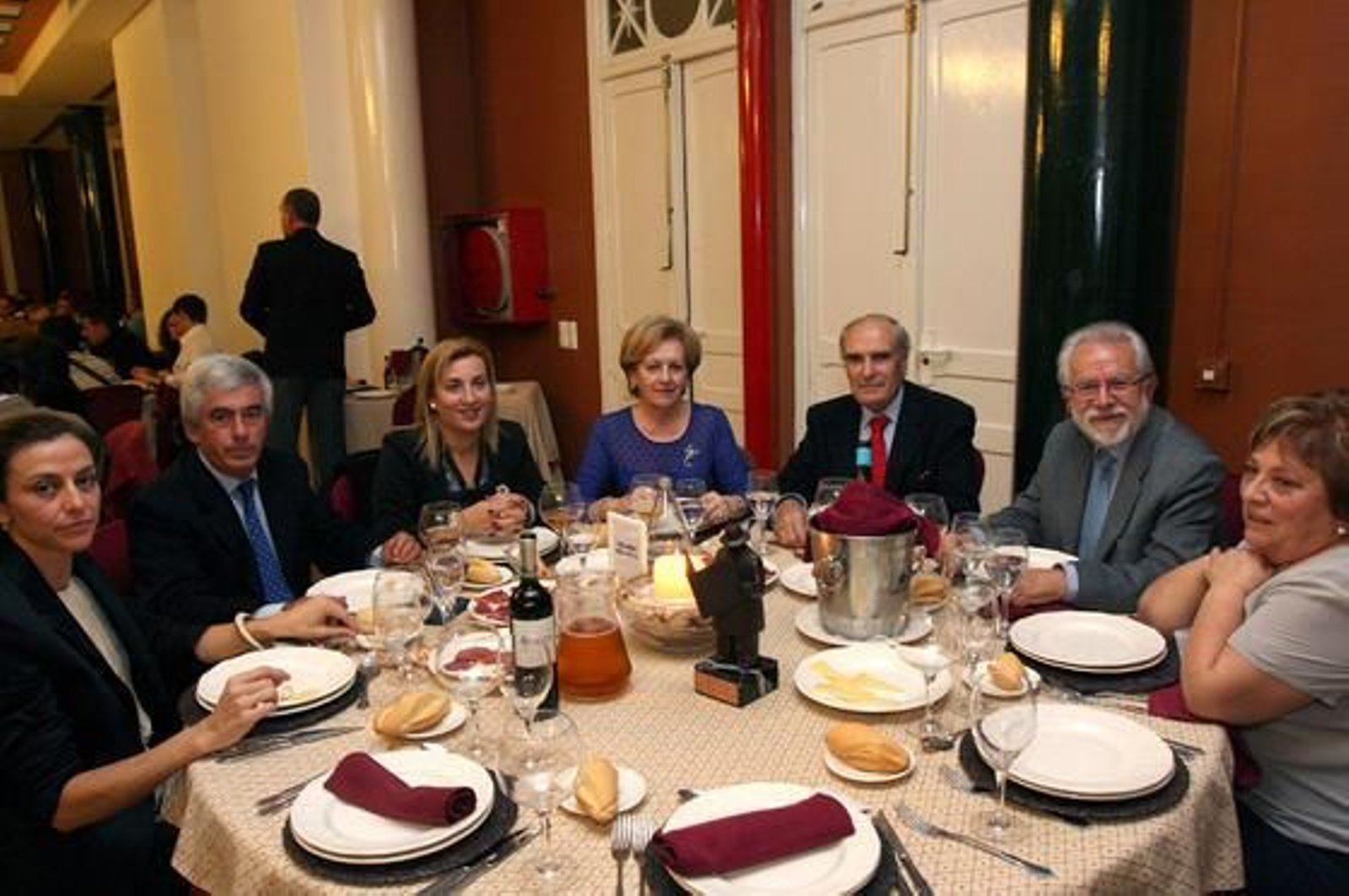 Natalia Aguilera, gerente de Faeca Huelva; Alberto Garrocho, directivo de Caja Rural, y su esposa, Filo Bogado; Manuela de la Rosa y su marido, el vicepresidente de la Caja Rural del Sur, Vicente Rodríguez Gómez;  el director del OCIb, Jaime de Vicente, y su esposa, María Dolores Bosque.

Foto: Josue Correa