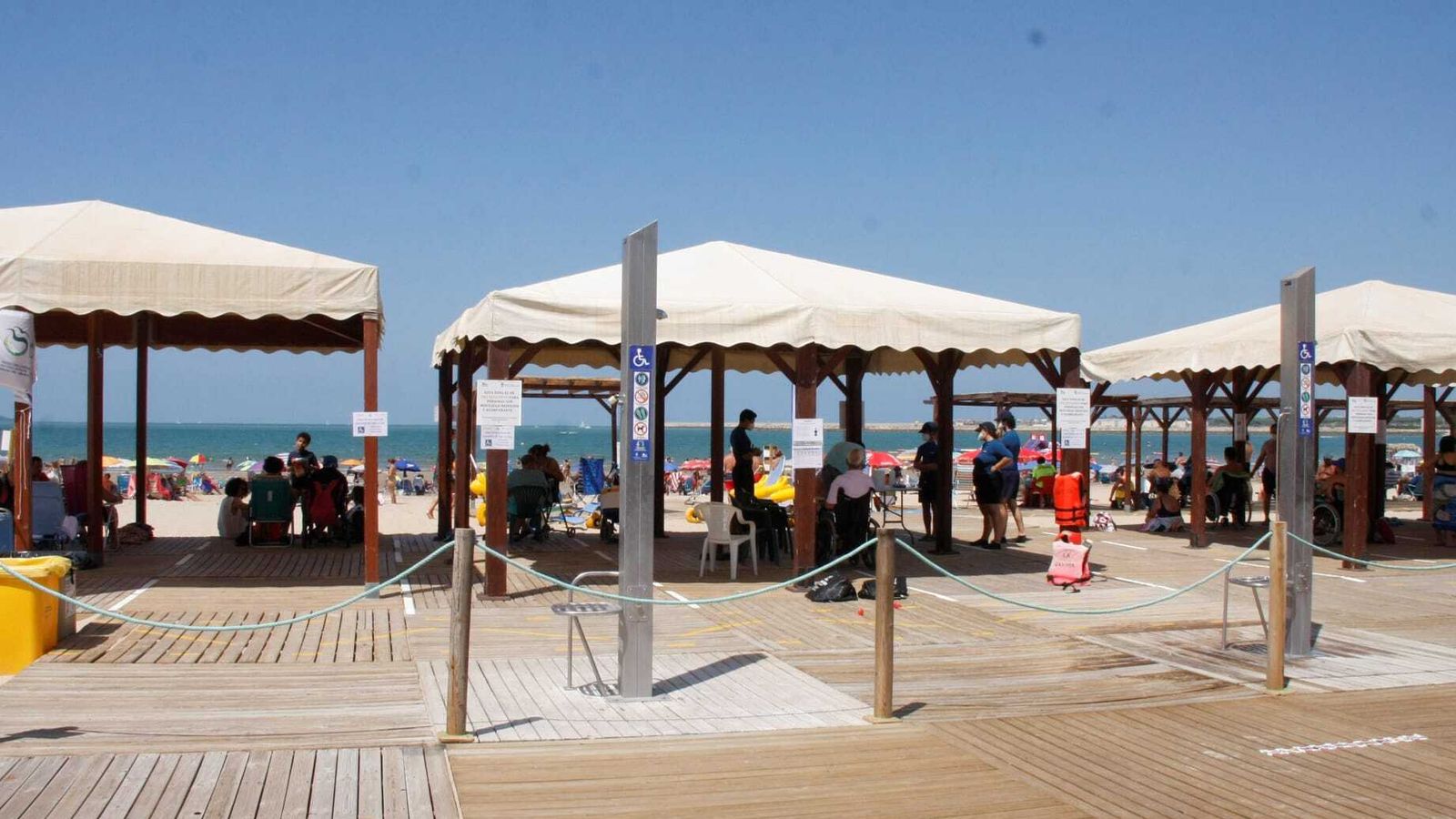 Una imagen de las carpas instaladas en la playa de Valdelagrana. / ANDRÉS MORA