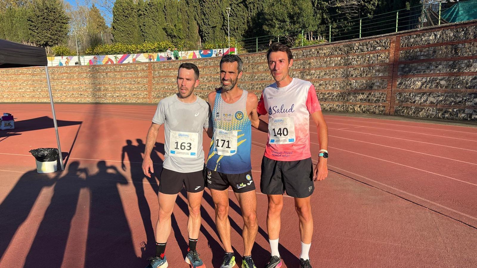 Los tres primeros clasificados posan tras la prueba.