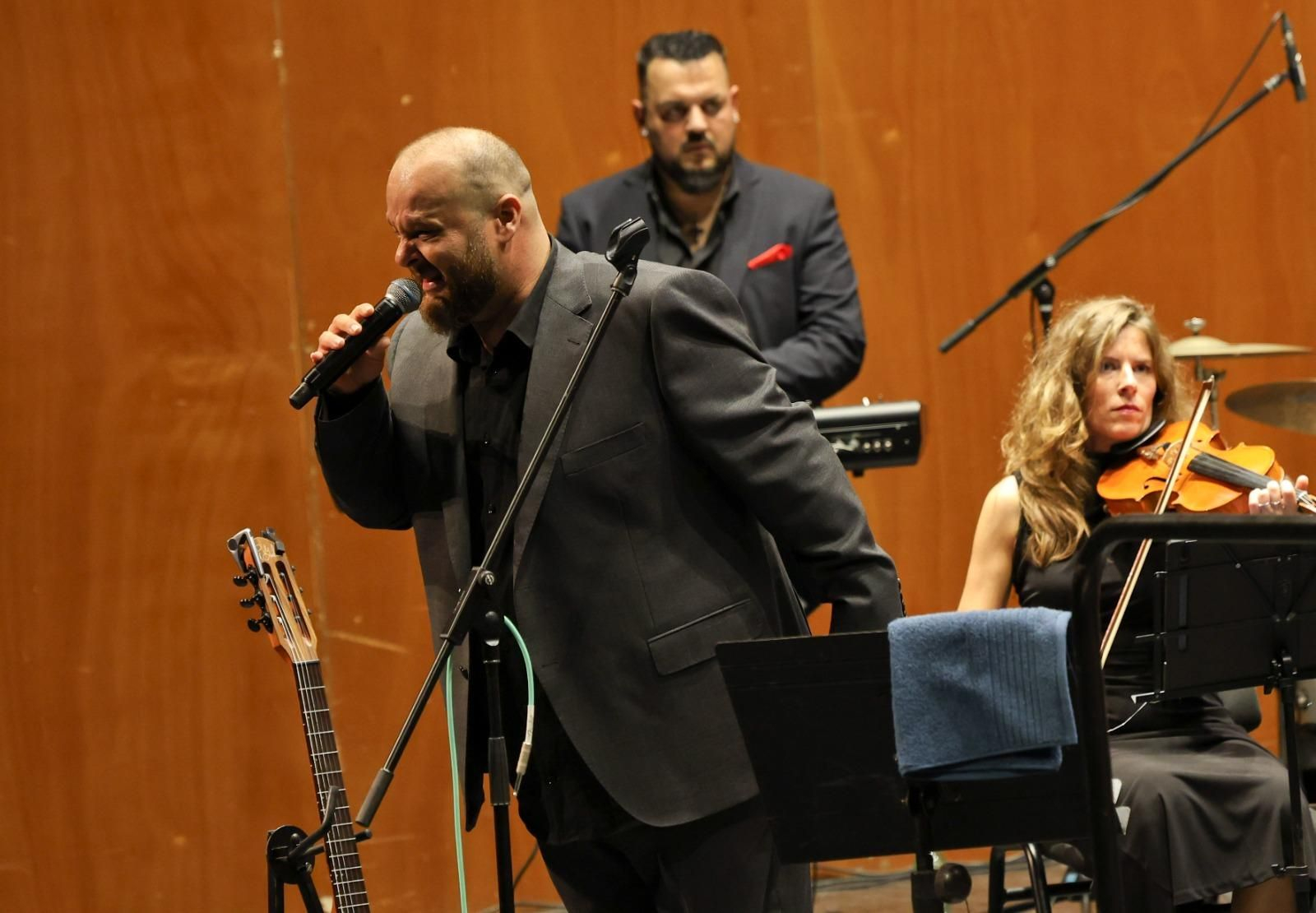 El concierto de David Barrull y la Orquesta Sinfónica de Triana en el Teatro Cervantes, en imágenes