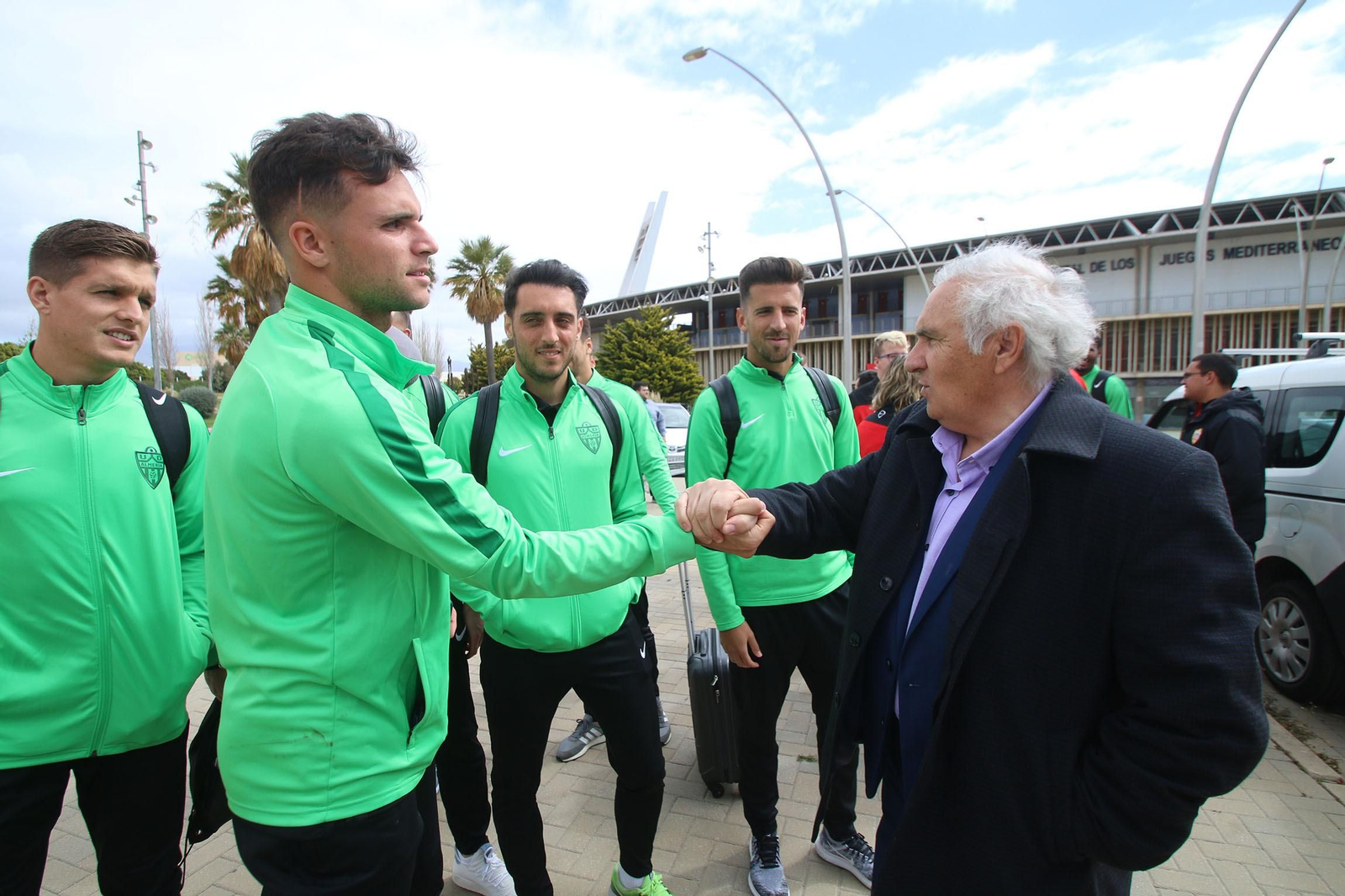 Fotogalería de la salida del Almería y el Almería Genuine hacia sus respectivos partidos.
