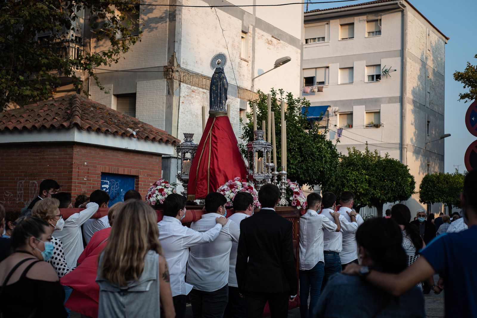La procesión de la Virgen del Pilar por la Hispanidad en imágenes