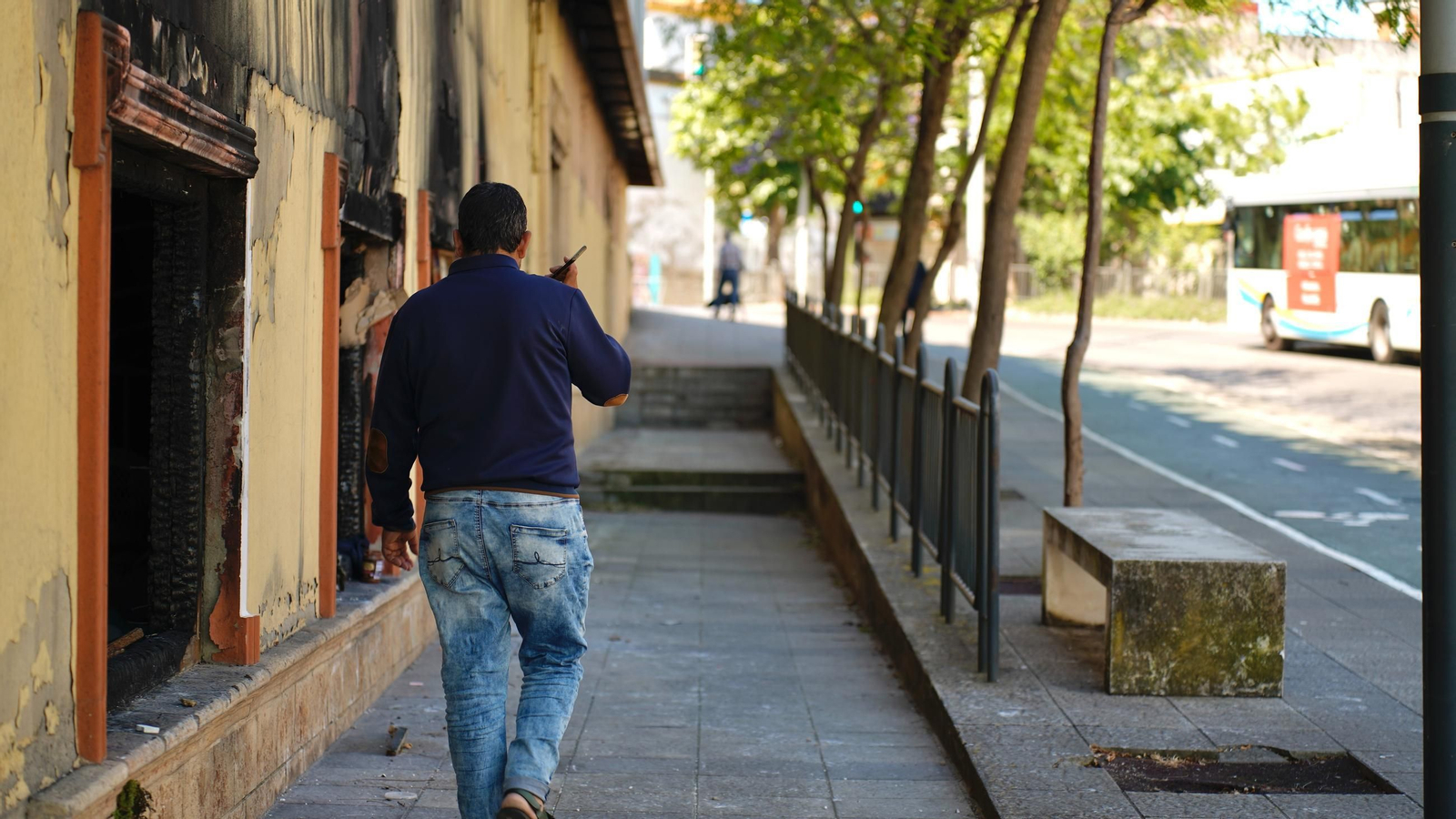 Fotos del edificio abandonado en la avenida Gesto por la Paz de Algeciras una semana después de incendiarse