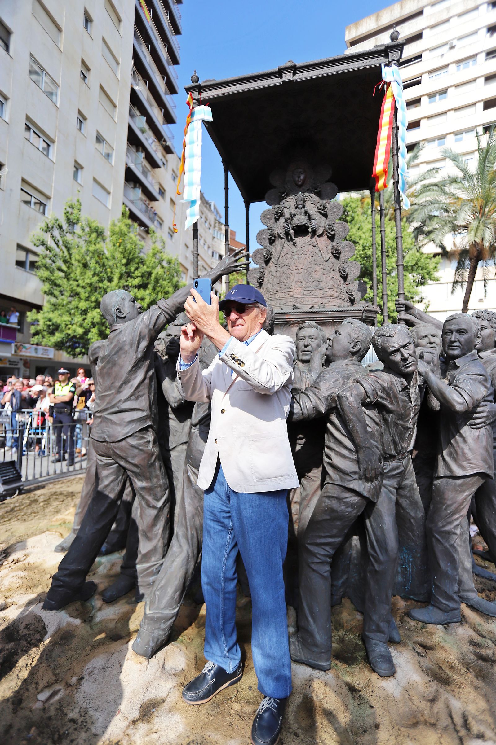 El Rocío 2023: Imágenes de la Hermandad de Emigrantes en su salida de Huelva