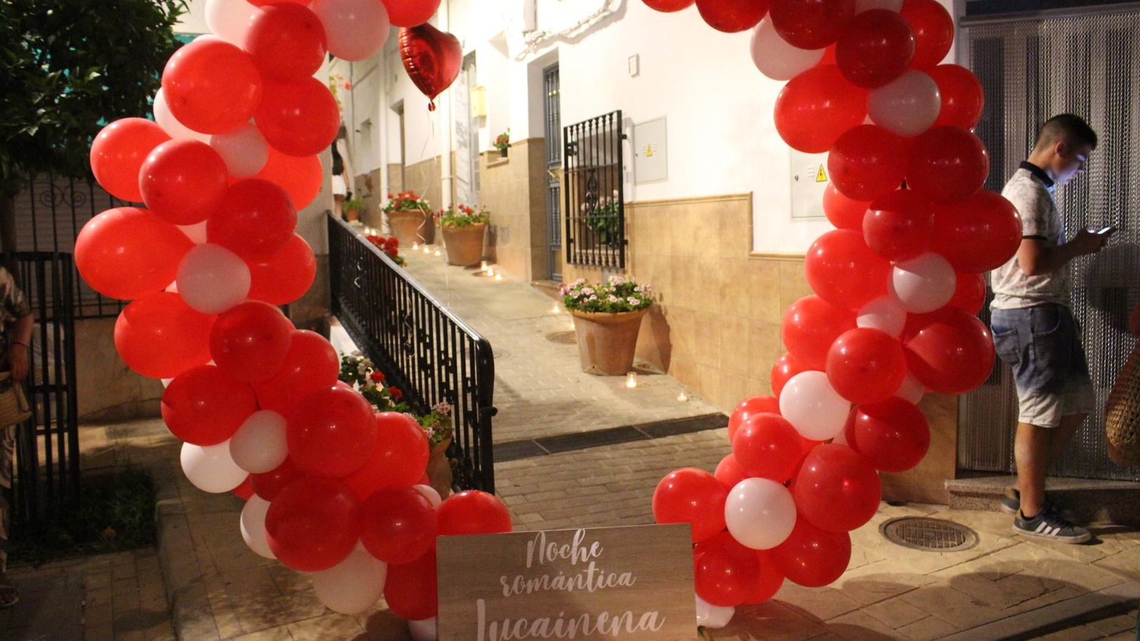 Las calles de Lucainena se engalanaron de motivos románticos.