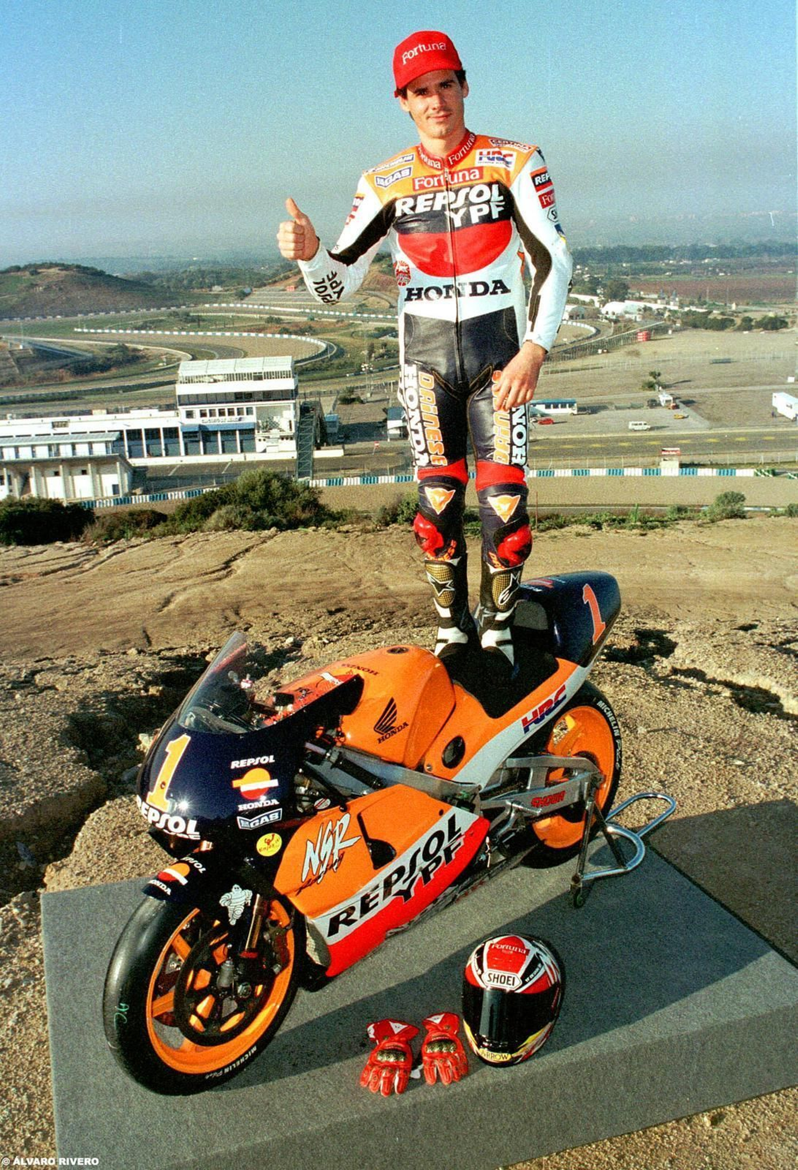 Álex Crivillé, en un Circuito de Jerez aún sin remodelar tras ser campeón del Mundo de 500. Álex Crivillé, en un Circuito de Jerez aún sin remodelar tras ser campeón del Mundo de 500.