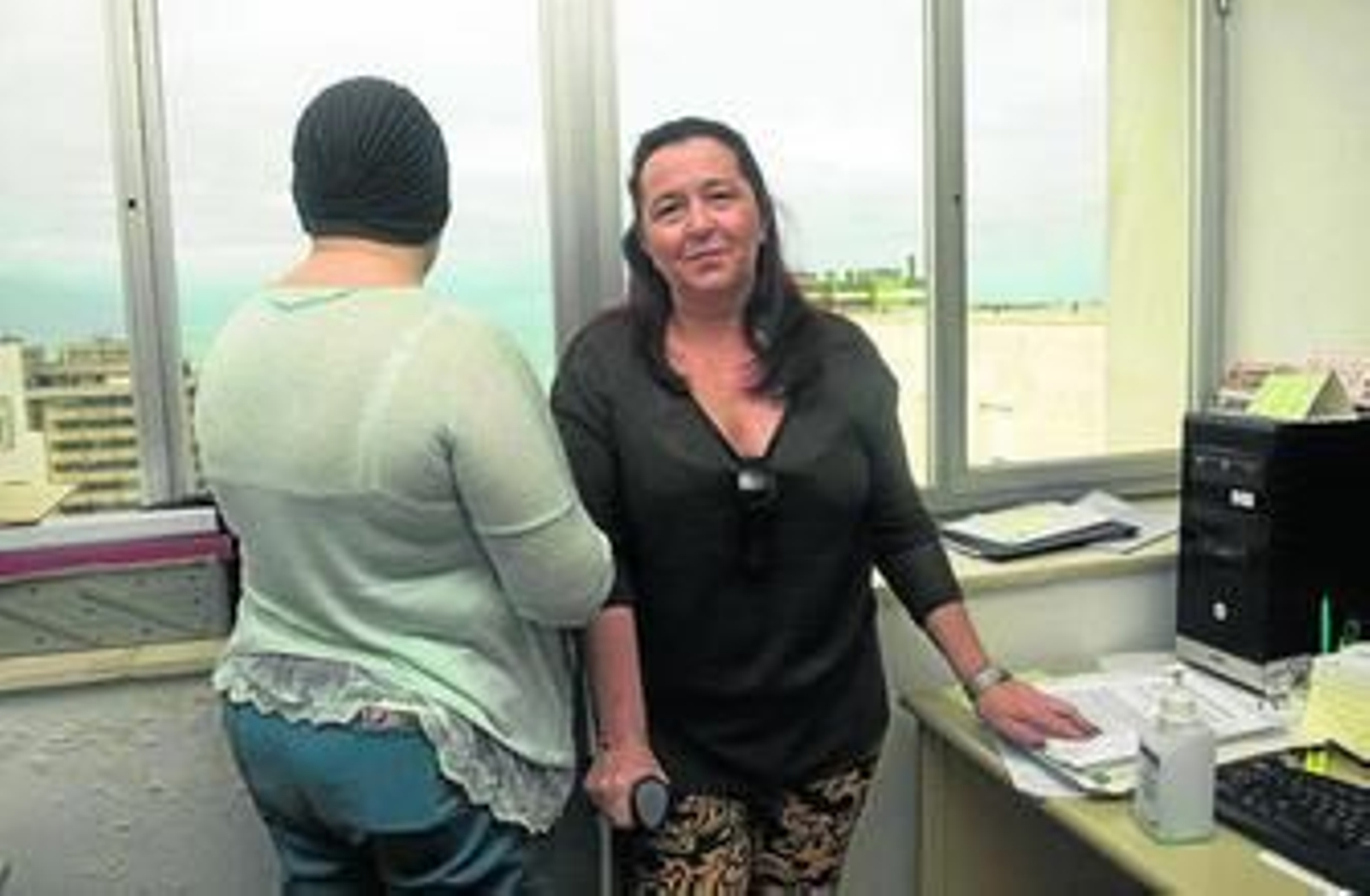 Las dos mujeres en una fotografía tomada esta semana en el Hospital Puerta del Mar.