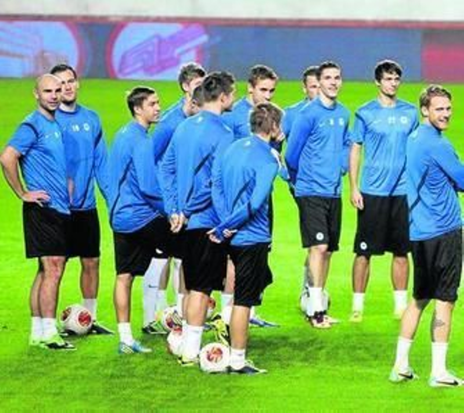 Los jugadores del Slovan Liberec se disponen a entrenarse en el estadio Ramón Sánchez-Pizjuán.
