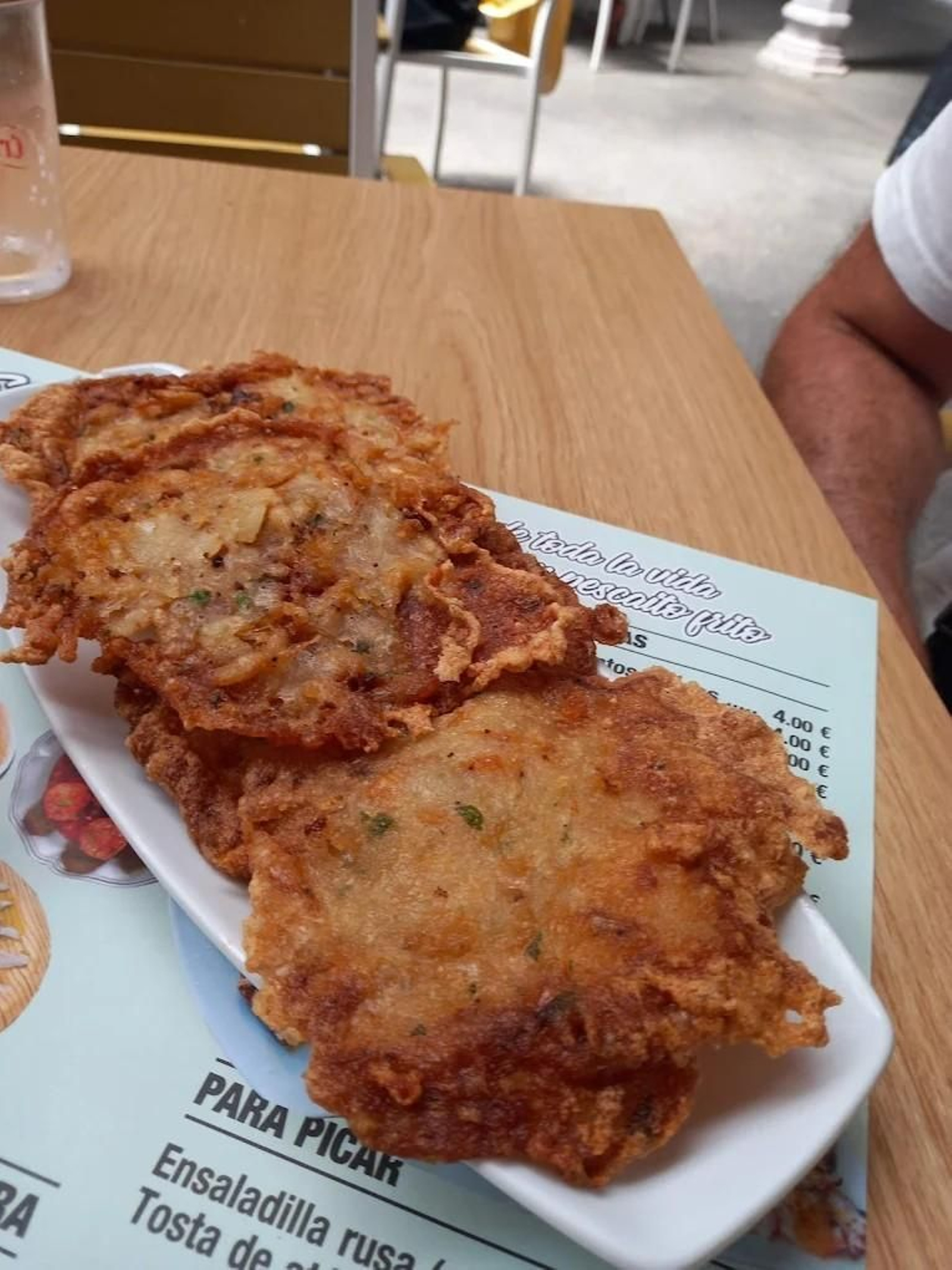 Tortillas de camarones del Bar El Mercado, en Tarifa.