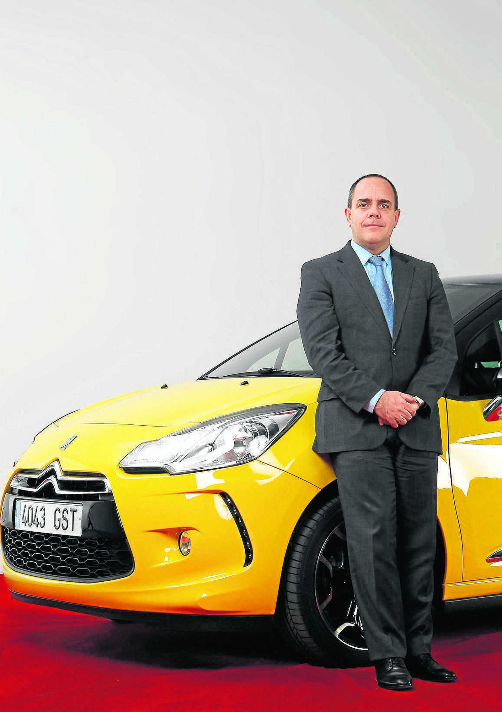 Alfredo Vila con uno de los vehículos Citroën.