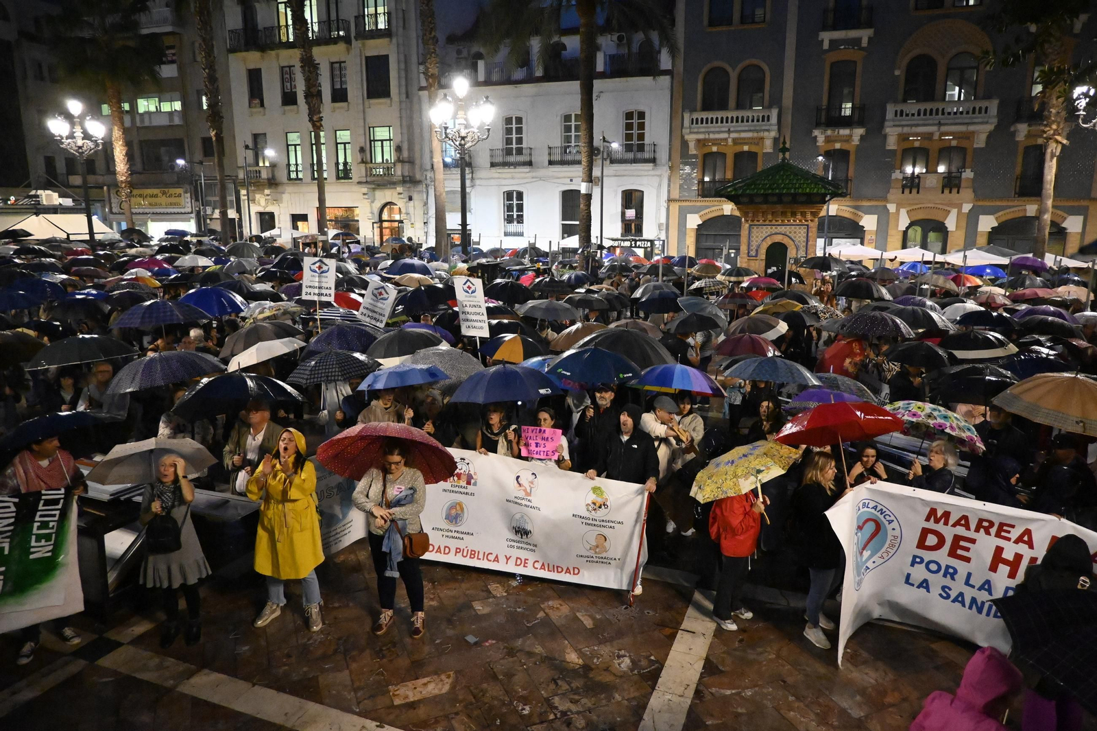 Las mejores imágenes de la manifestación por la sanidad en Huelva