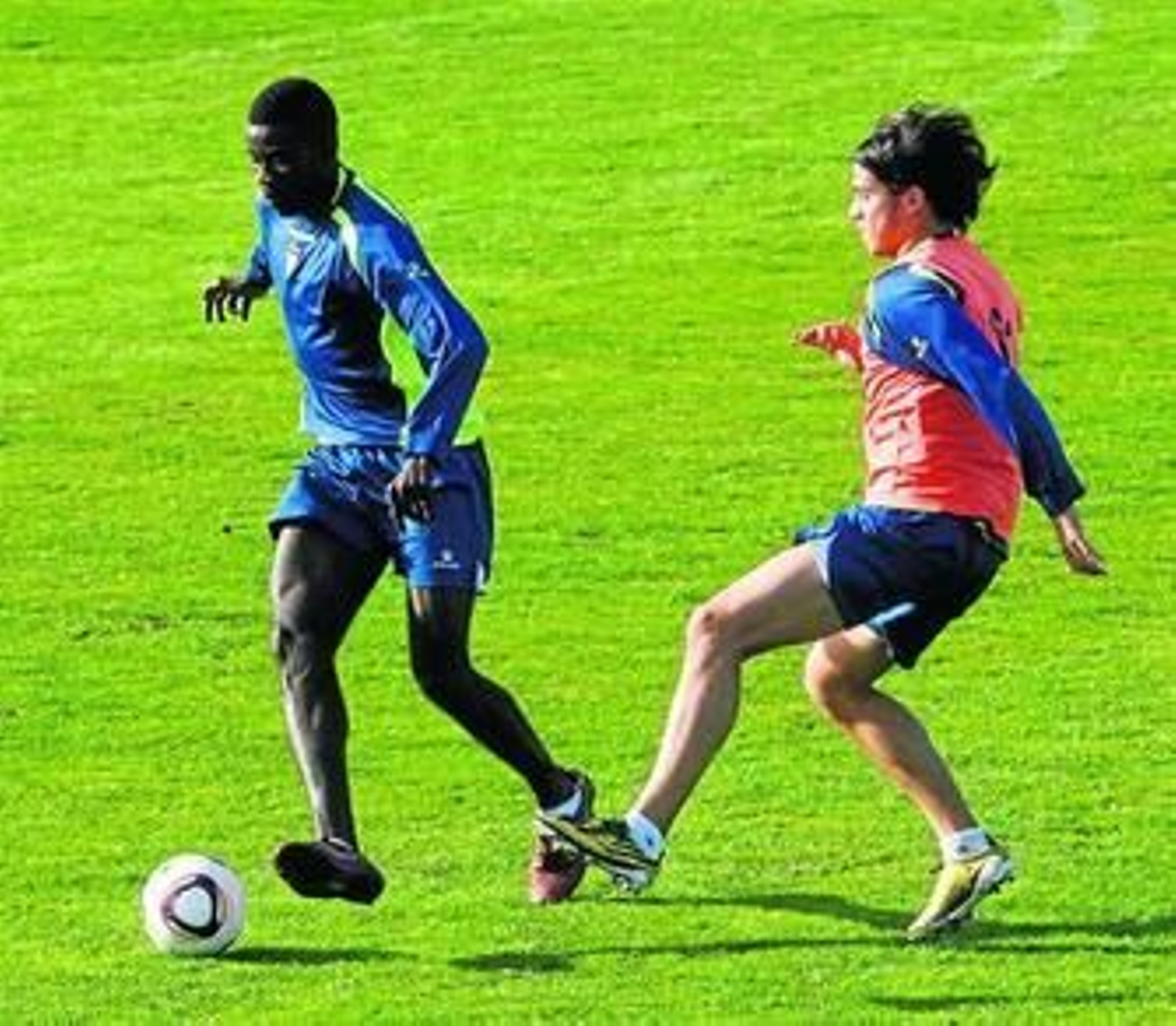 Albert Baning (i), que está a prueba en el equipo cadista, durante el entrenamiento de ayer.