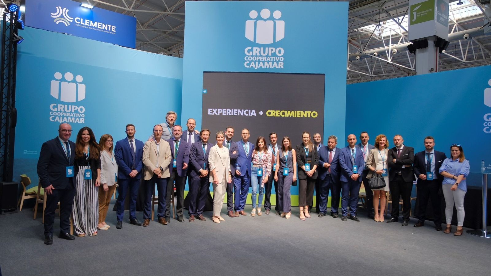 Foto de familia de miembros de Cajamar en su expositor en Expoliva.