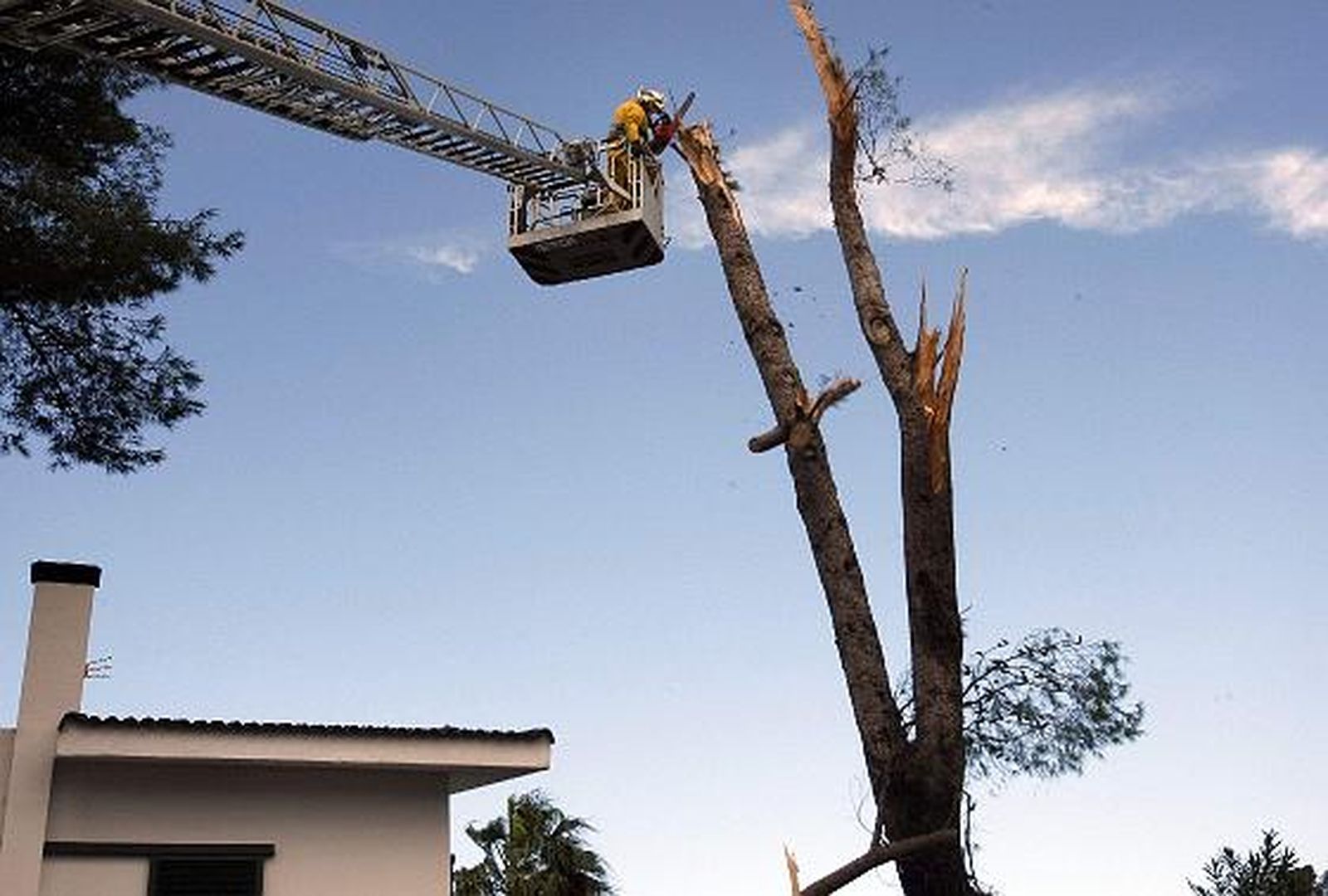 La lluvia y el viento causan múltiples destrozos en varias localidades de la provincia. 

Foto: Fito Carreto