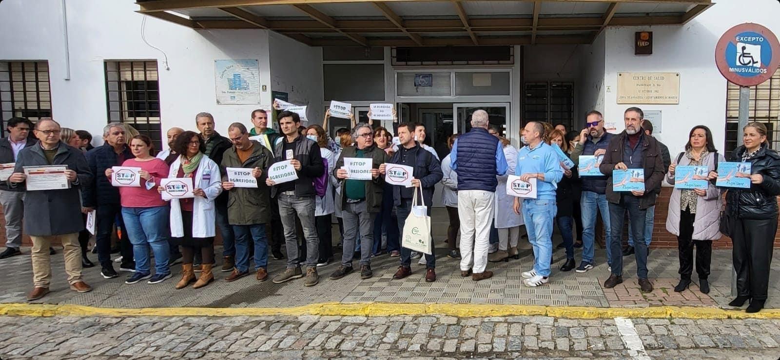 Concentración en el centro de salud de Moguer por la agresión a una enfermera
